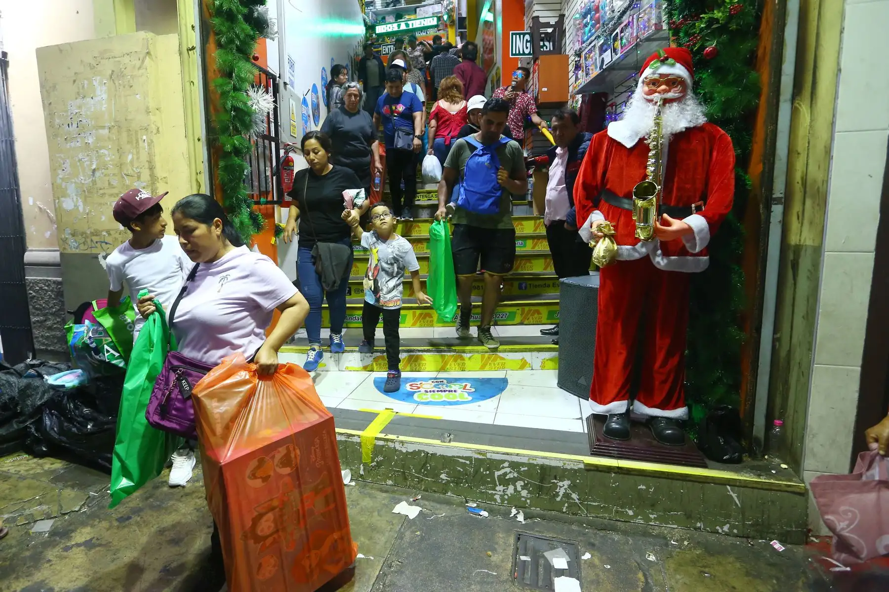 Cientos de limeños hacen sus compras con motivos navideños en el Mercado Central y alrededores.
Foto: ANDINA / Eddy Ramos