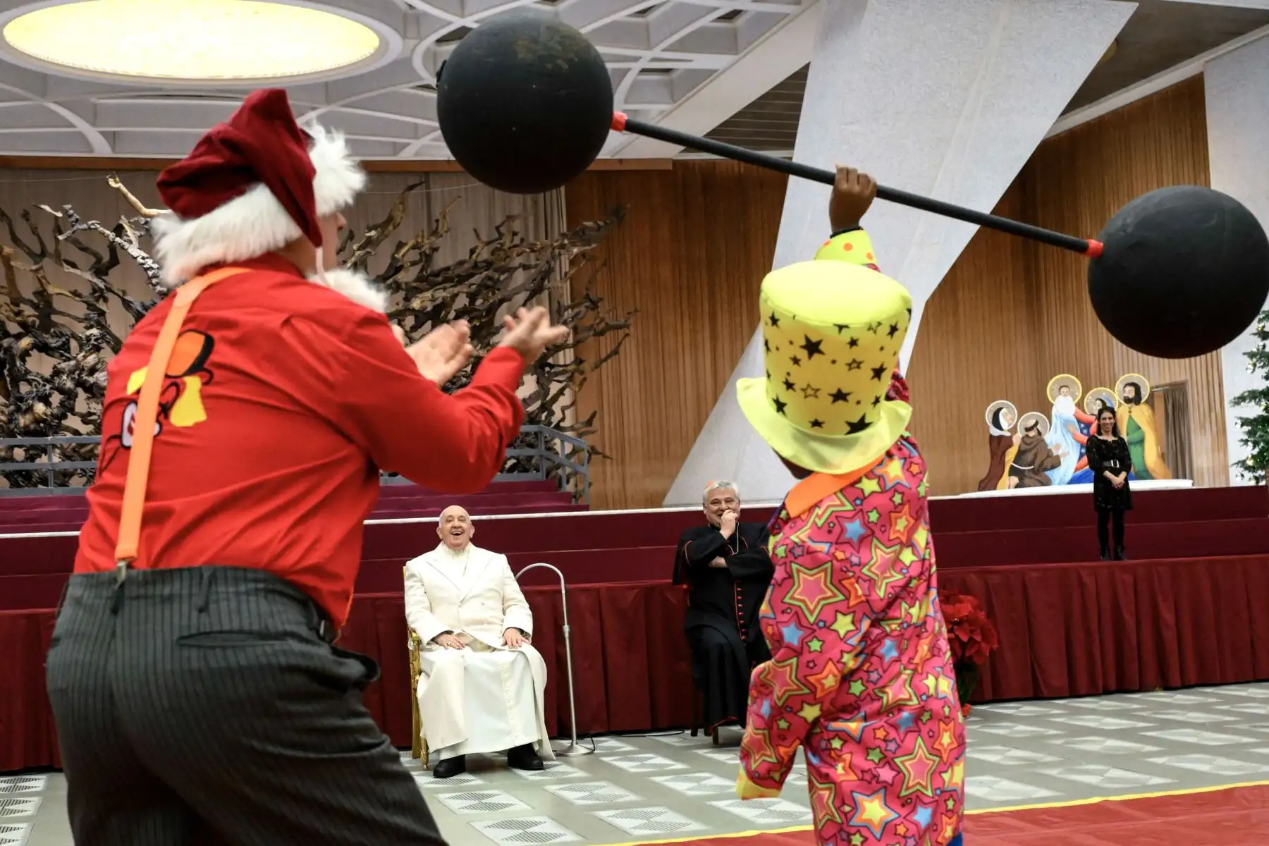 El papa Francisco llegó hasta la sala Paul VI del Dispensario Pediátrico Santa Marta en el Vaticano para disfrutar de un espectáculo ejecutado por niños y adolescentes en honor al papa por su cumpleaños. Foto: EFE