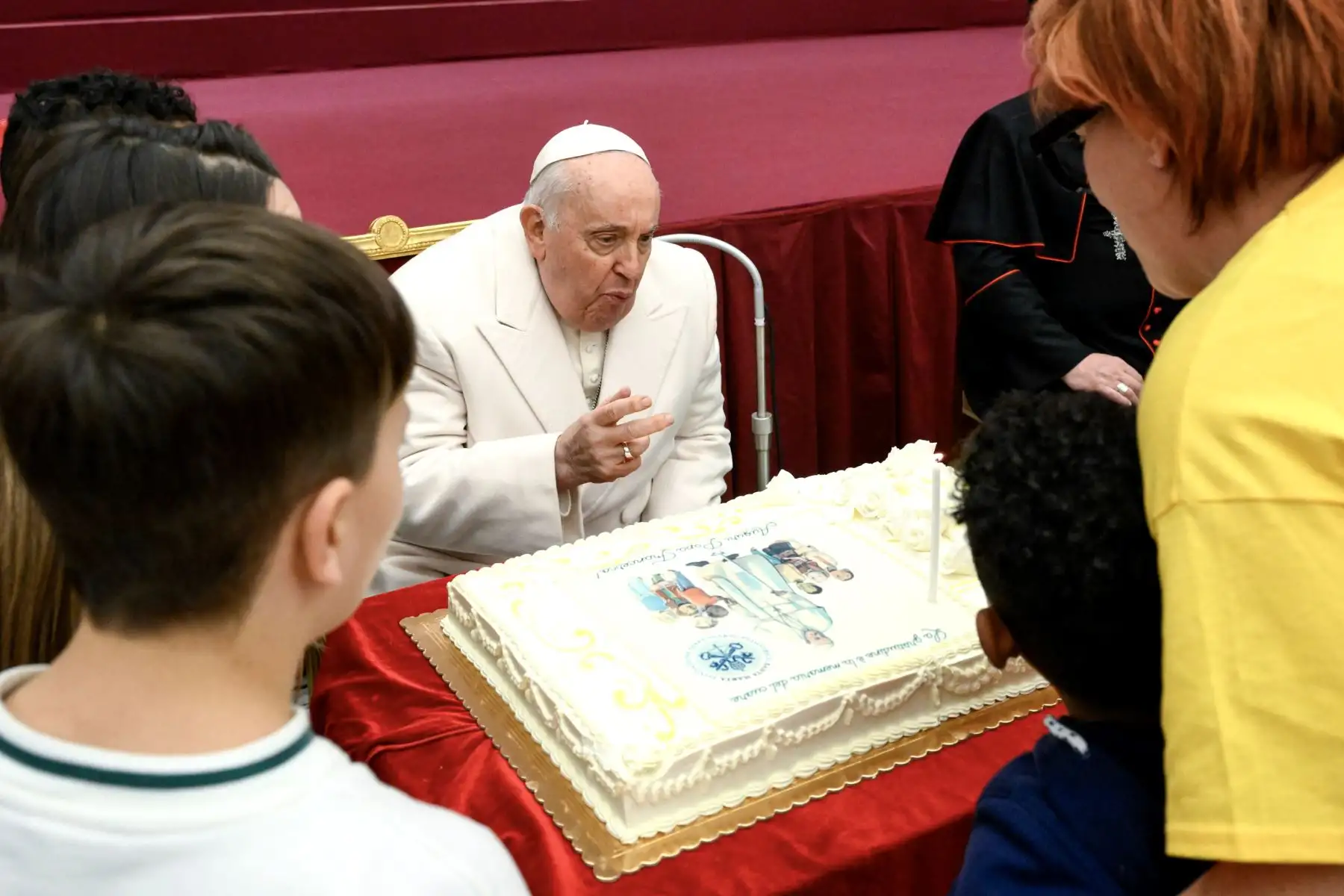 El papa Francisco celebró sus 87 años de vida en el Vaticano junto a niños, adolescentes y padres de familia del Dispensario Pediátrico Santa Marta. Foto: EFE