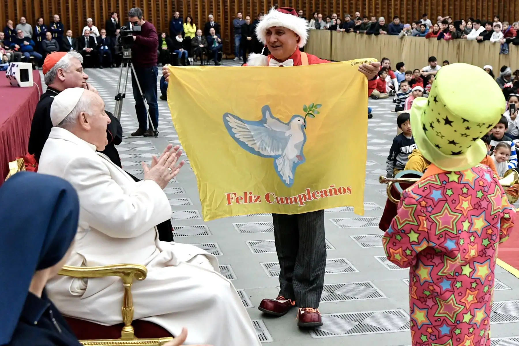 El papa Francisco celebró sus 87 años de vida en el Vaticano junto a niños, adolescentes y padres de familia del Dispensario Pediátrico Santa Marta. Foto: EFE