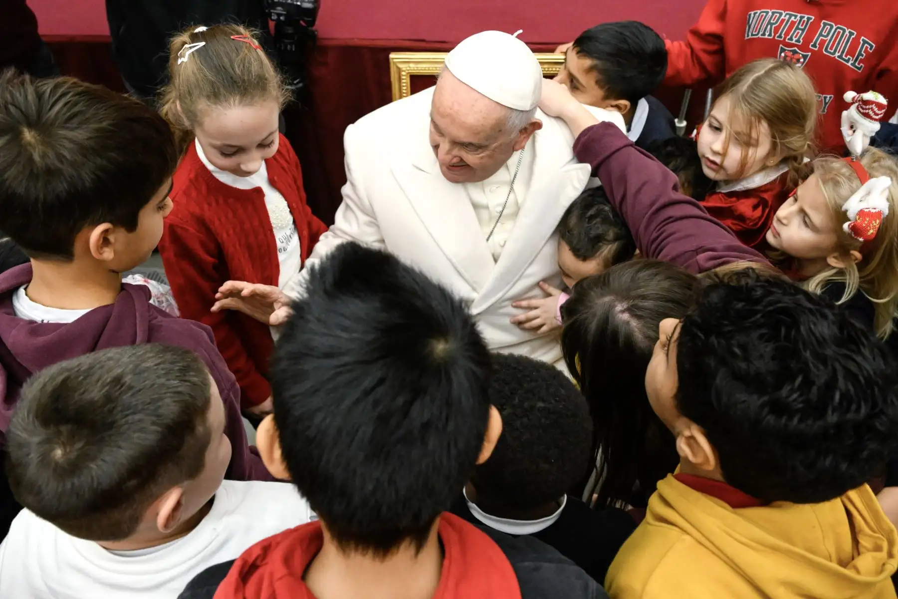 El papa Francisco celebró sus 87 años de vida en el Vaticano junto a niños, adolescentes y padres de familia del Dispensario Pediátrico Santa Marta. Foto: EFE