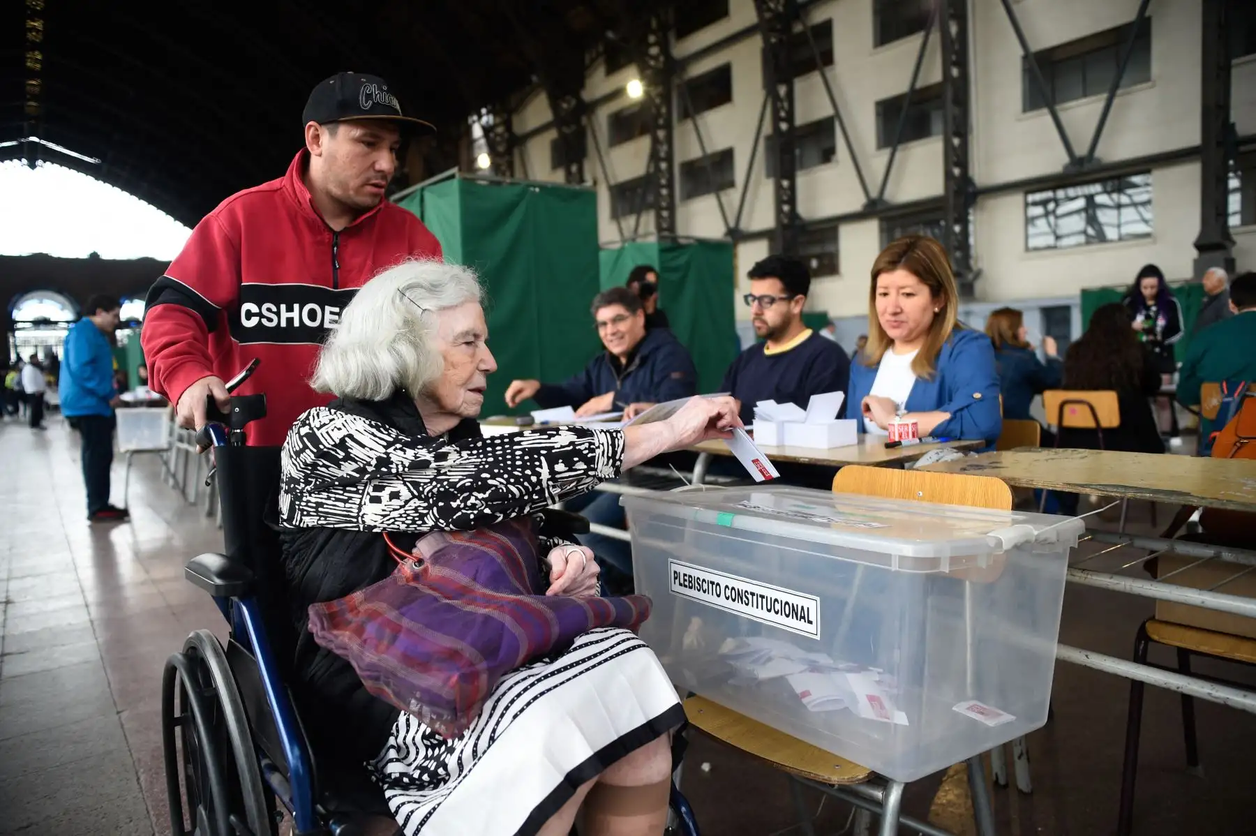 Desde tempranas horas del domingo, chilenos acuden a las urnas para votar en plebiscito a favor o en contra de una nueva constitución política en Chile que reemplace a la de Augusto Pinochet. Foto: AFP