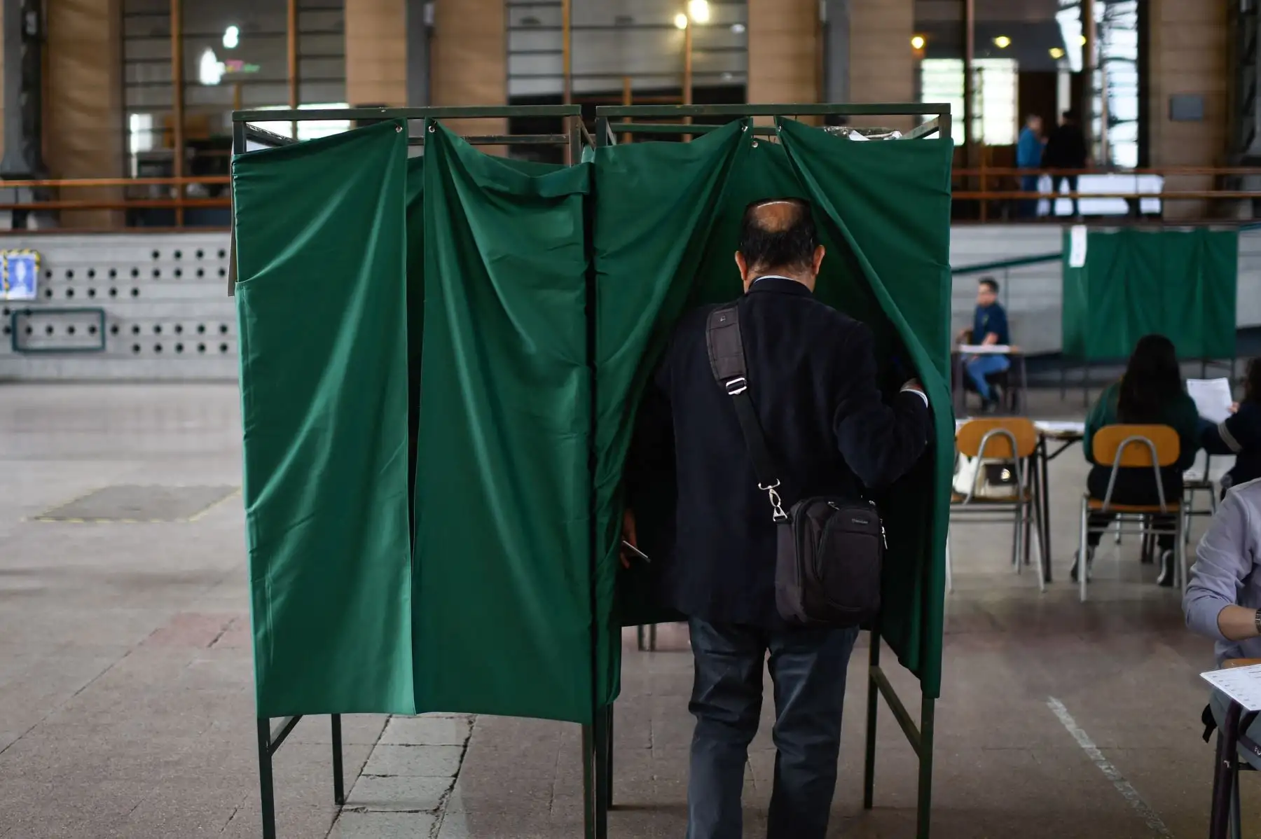 Desde tempranas horas del domingo, chilenos acuden a las urnas para votar en plebiscito a favor o en contra de una nueva constitución política en Chile que reemplace a la de Augusto Pinochet. Foto: AFP
