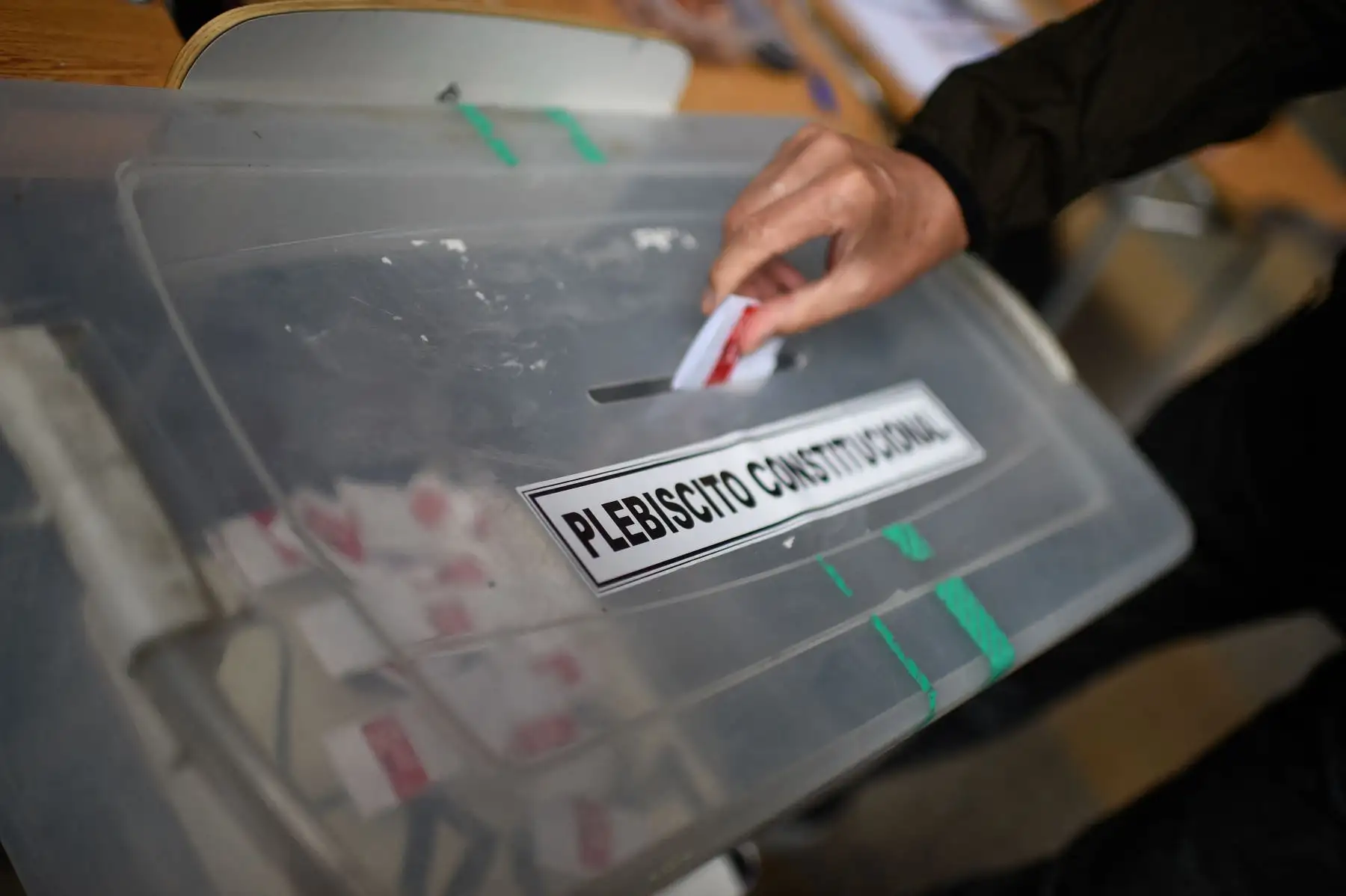 Desde tempranas horas del domingo, chilenos acuden a las urnas para votar en plebiscito a favor o en contra de una nueva constitución política en Chile que reemplace a la de Augusto Pinochet. Foto: AFP