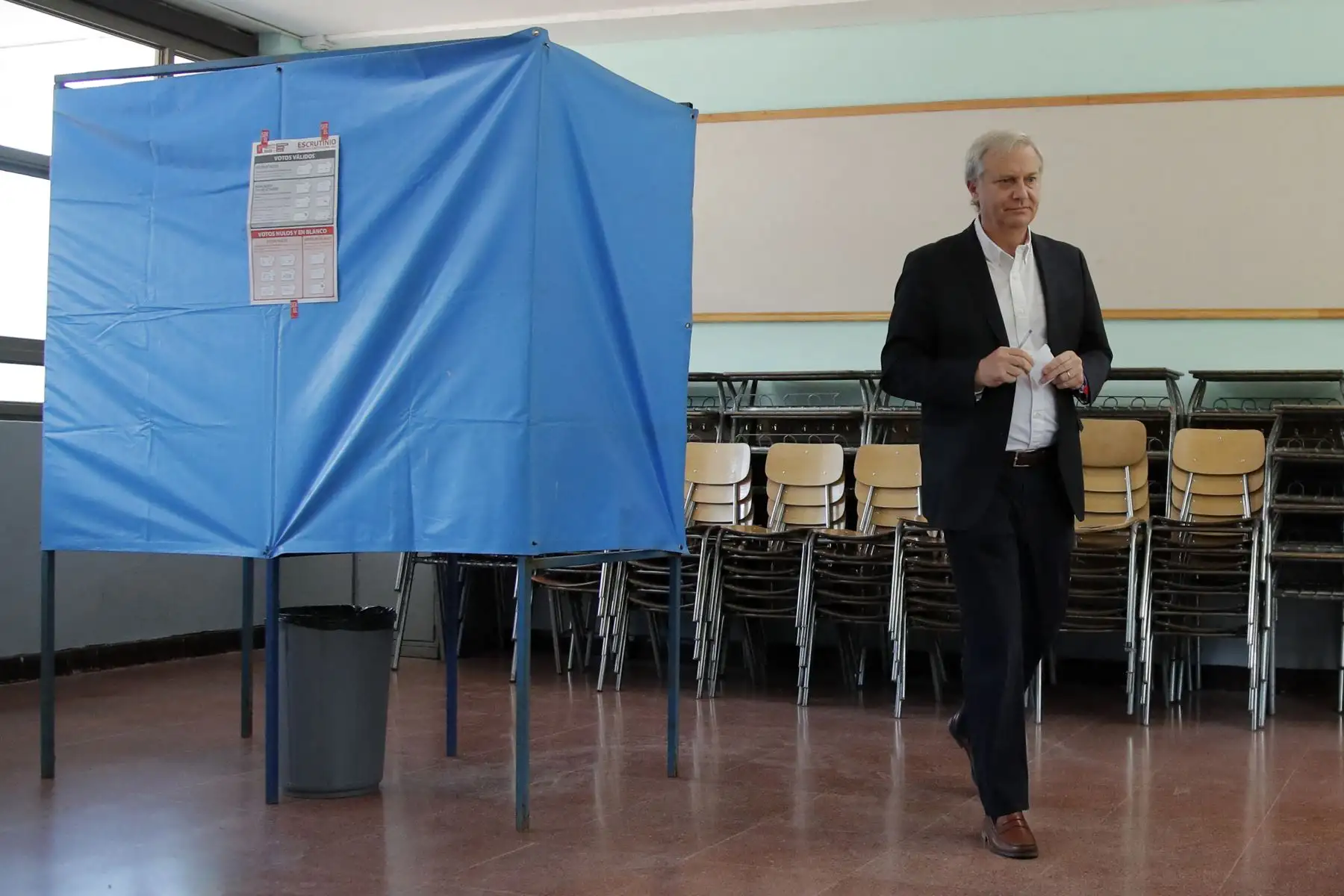 El ex candidato presidencial chileno y fundador del Partido Republicano, José Antonio Kast, acudió a las urnas esta mañana en Santiago para votar en plebiscito a favor o en contra de una nueva constitución política de Chile que reemplace a la de Augusto Pinochet. Foto: AFP