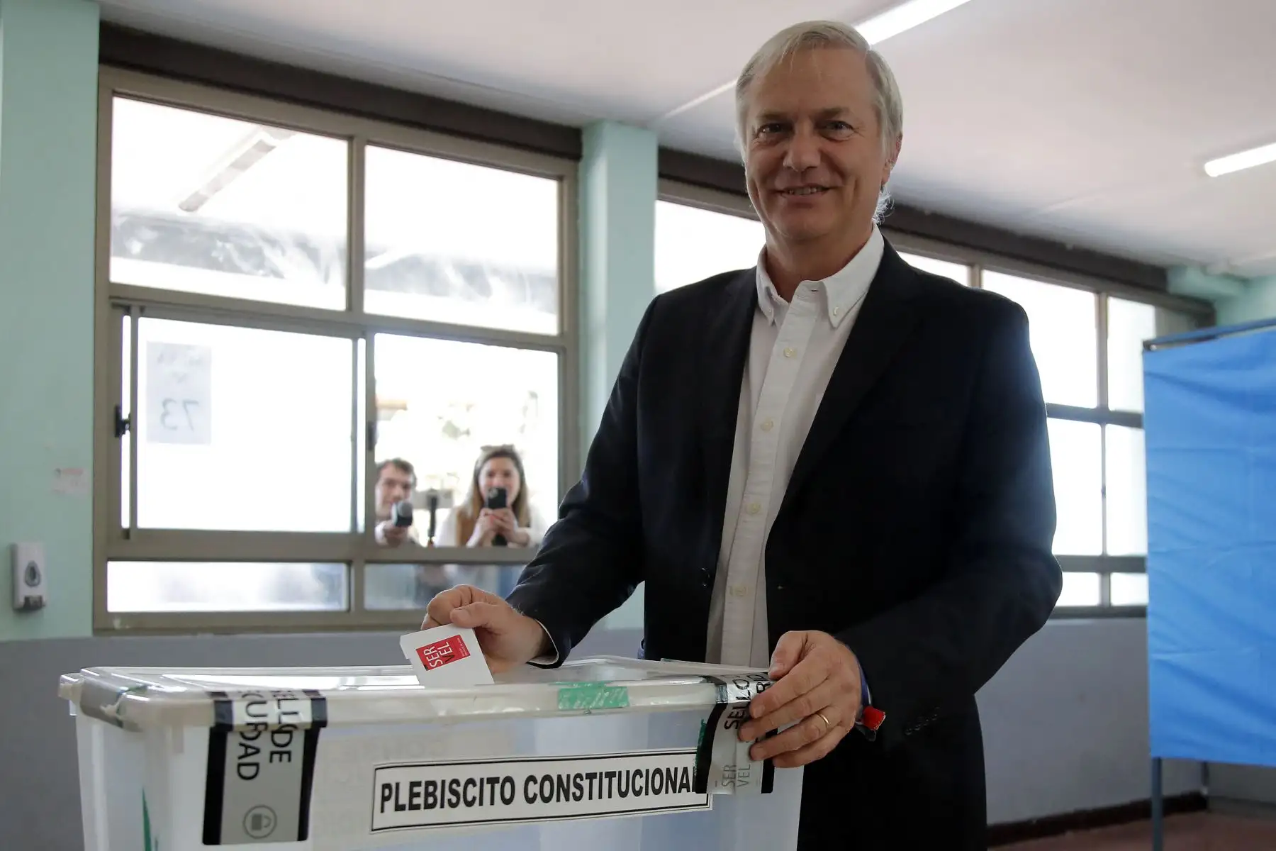 El ex candidato presidencial chileno y fundador del Partido Republicano, José Antonio Kast, acudió a las urnas esta mañana en Santiago para votar en plebiscito a favor o en contra de una nueva constitución política de Chile que reemplace a la de Augusto Pinochet. Foto: AFP