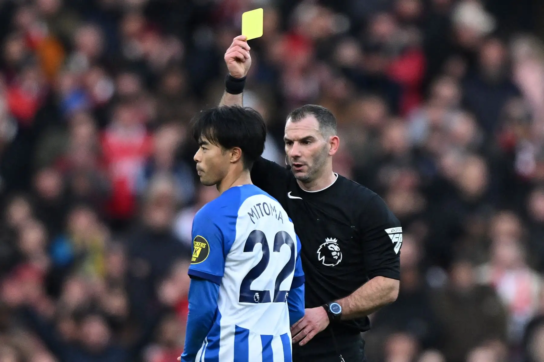 Tarjeta amarilla para el mediocampista japonés del Brighton, Kaoru Mitoma, durante el partido de fútbol de la Premier League inglesa contra el Arsenal en el Estadio Emirates de Londres. Foto: AFP