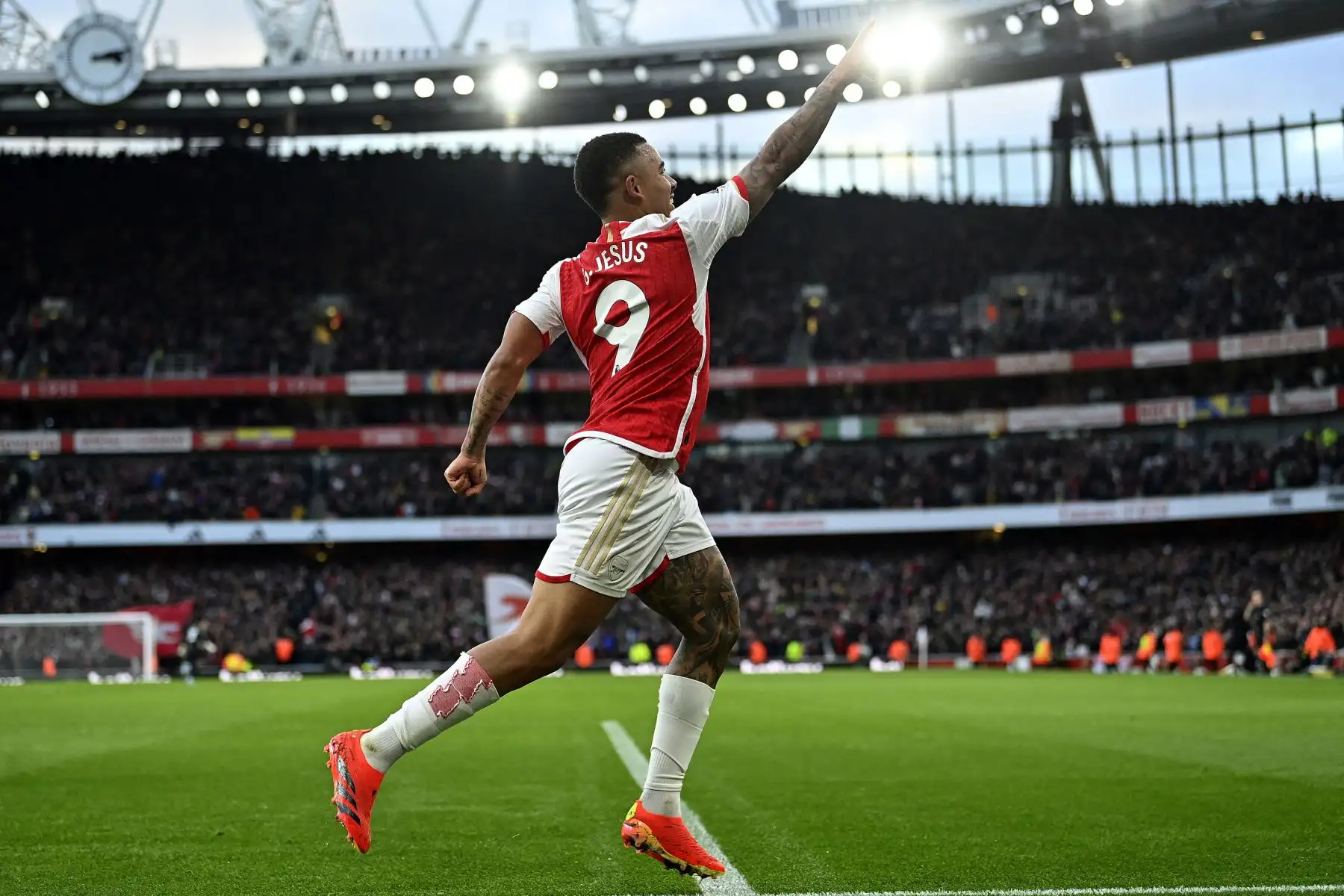 El jugador brasileño del Arsenal, Gabriel Jesús, celebra su gol ante el Brighton durante el segundo tiempo del partido de fútbol entre ambos equipos por la jornada 17 de la Premier League inglesa en el Estadio Emirates de Londres. Foto: AFP