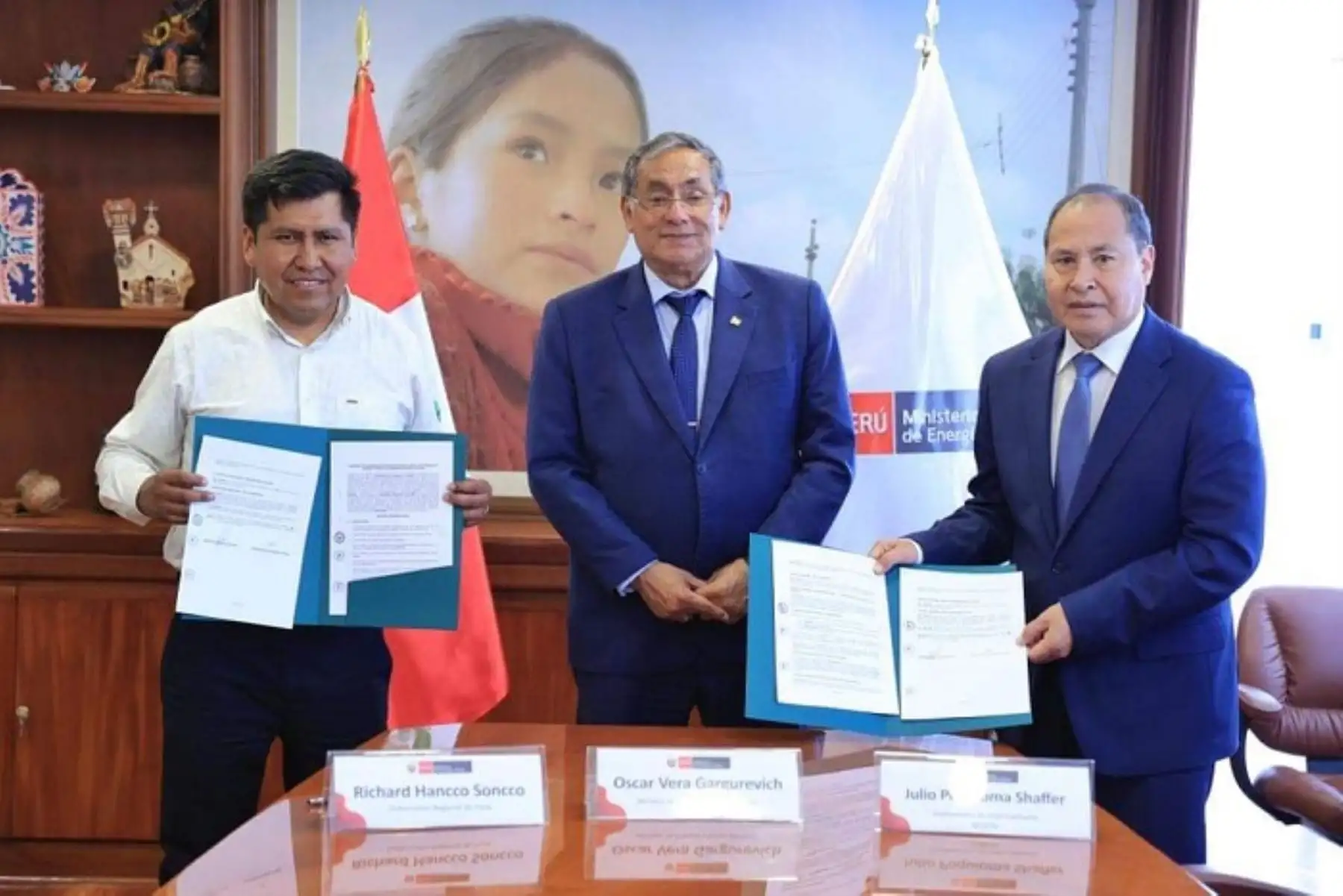 El convenio fue suscrito entre el viceministro de Hidrocarburos, Julio Poquioma Shaffer, y el gobernador regional de Puno, Richard Hancco Soncco,