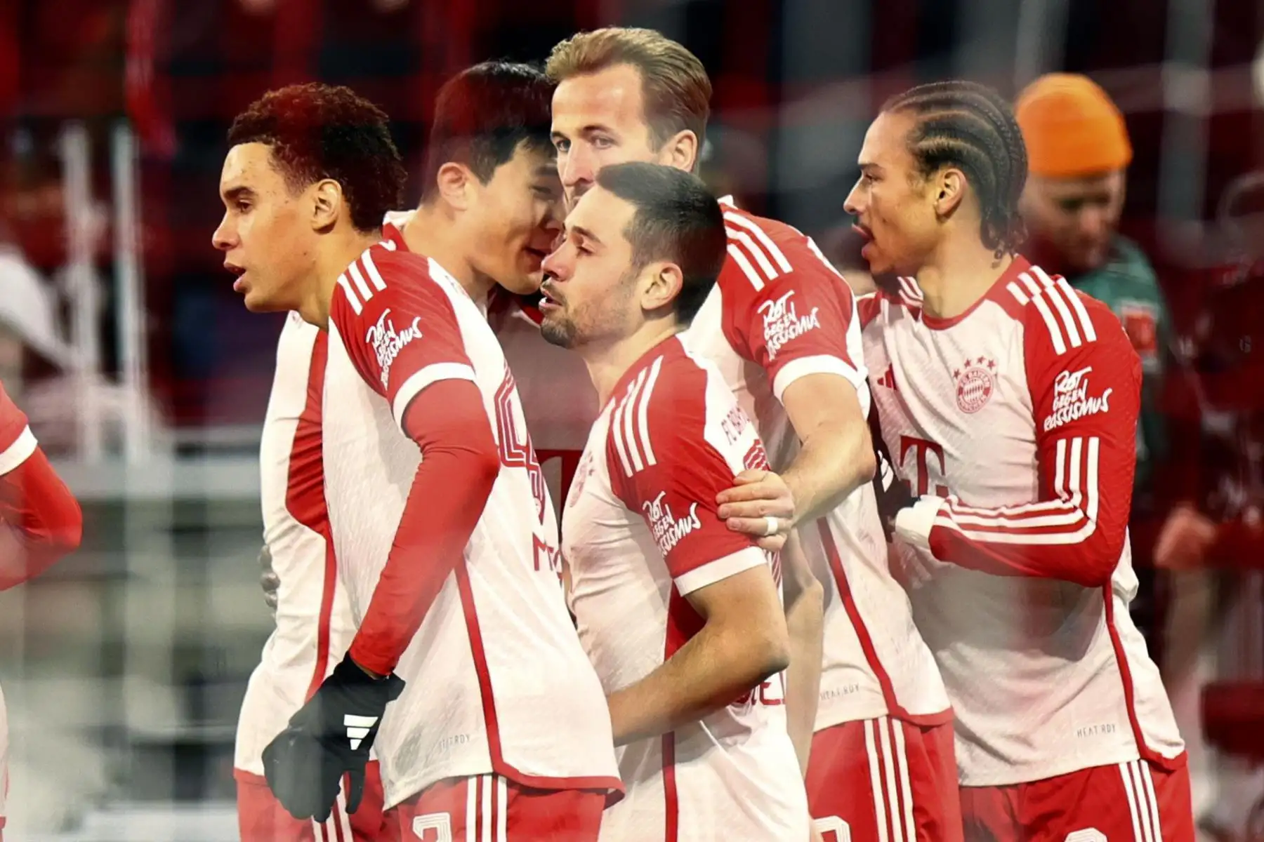 Jugadores del Bayern Munich celebran el primer gol del equipo anotado por Harry Kane al inicio del partido contra el Stuttgart, durante la jornada 15 de la Bundesliga alemana. Foto: EFE