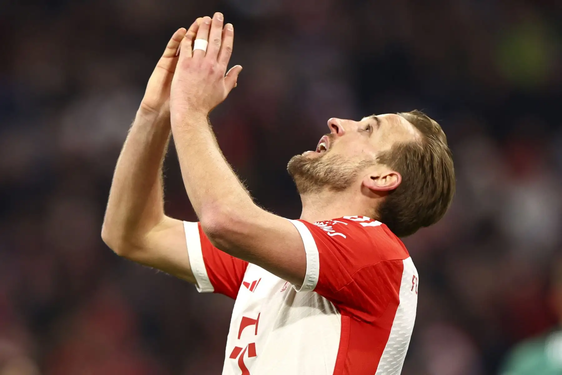 El jugador del Bayern Munich, Harry Kane, celebra su primer gol anotado contra el Stuttgart al inicio del primer tiempo del partido po la jornada 15 de la Bundesliga alemana. Foto: EFE