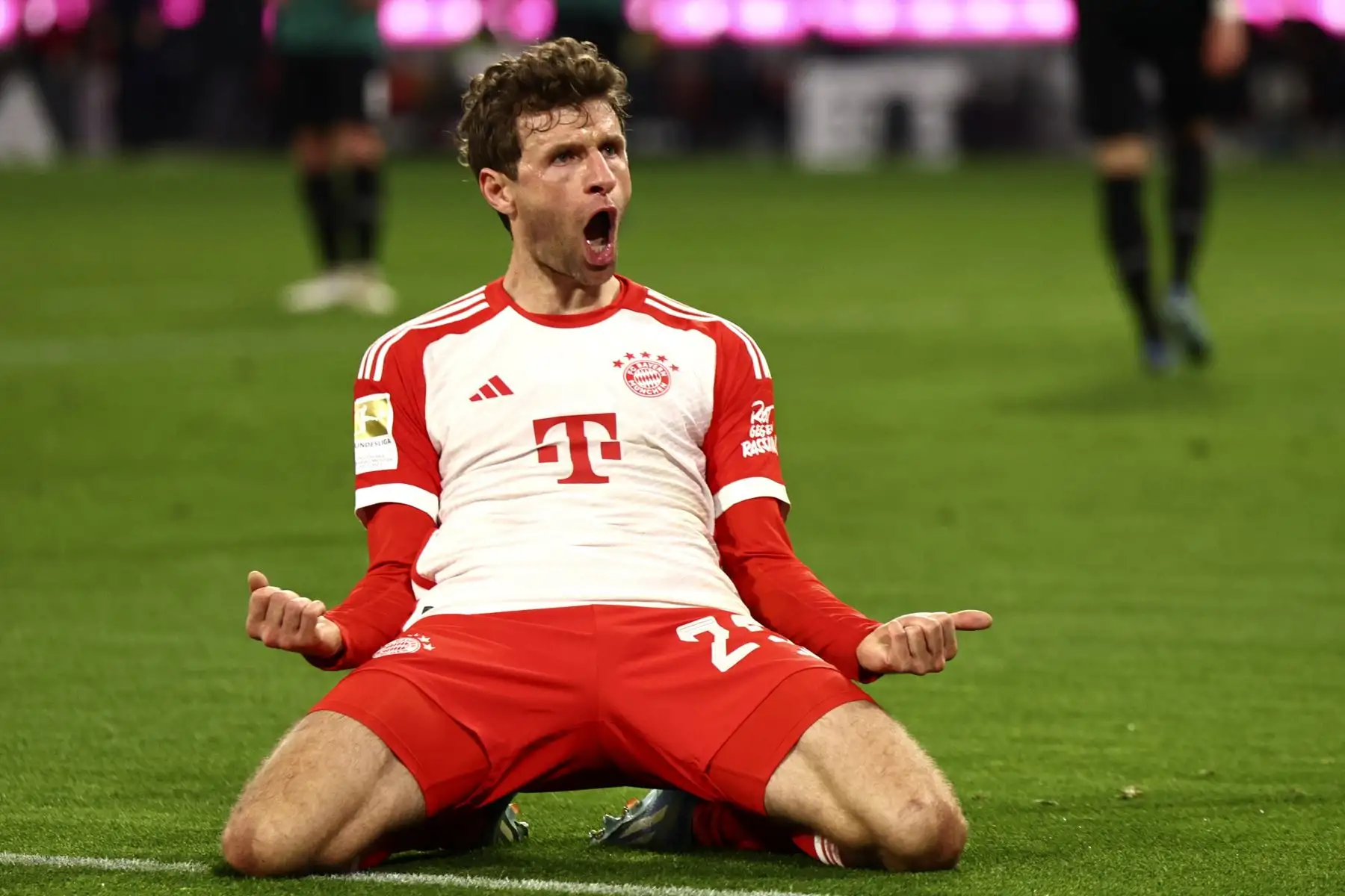 Thomas Mueller celebra el primer gol del Bayern Munich anotado por Harry Kane al inicio del partido contra el Stuttgart, durante la jornada 15 de la Bundesliga alemana. Foto: EFE