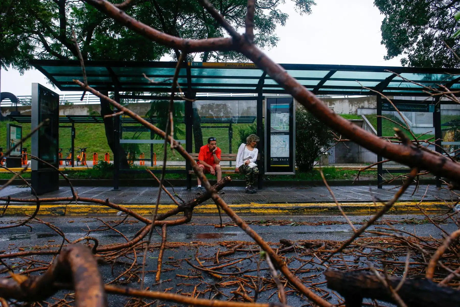 Un severo temporal de fuertes vientos y lluvia azotó en la madrugada de este domingo a la capital de Argentina, Buenos Aires, donde hubo calles inundadas, caídas de árboles, cortes en el suministro eléctrico y la cancelación de vuelos. Foto: EFE