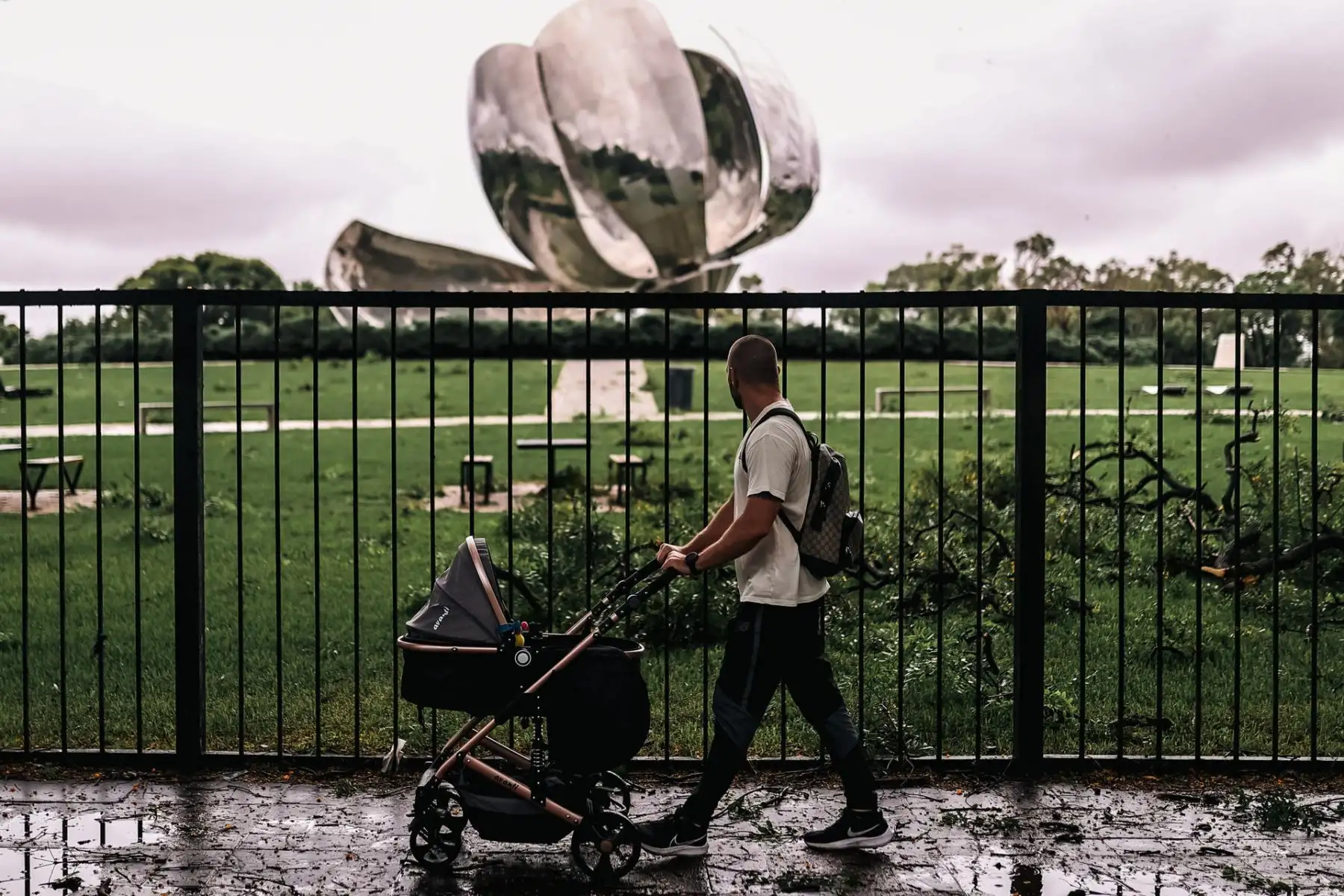 Un severo temporal de fuertes vientos y lluvia azotó en la madrugada de este domingo a la capital de Argentina, Buenos Aires, donde hubo calles inundadas, caídas de árboles, cortes en el suministro eléctrico y la cancelación de vuelos. Foto: EFE
