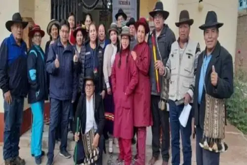 La pertinencia cultural implica que el proceso de atención de salud tenga en cuenta las necesidades y características específicas de la población, en función de su cultura y contexto social.