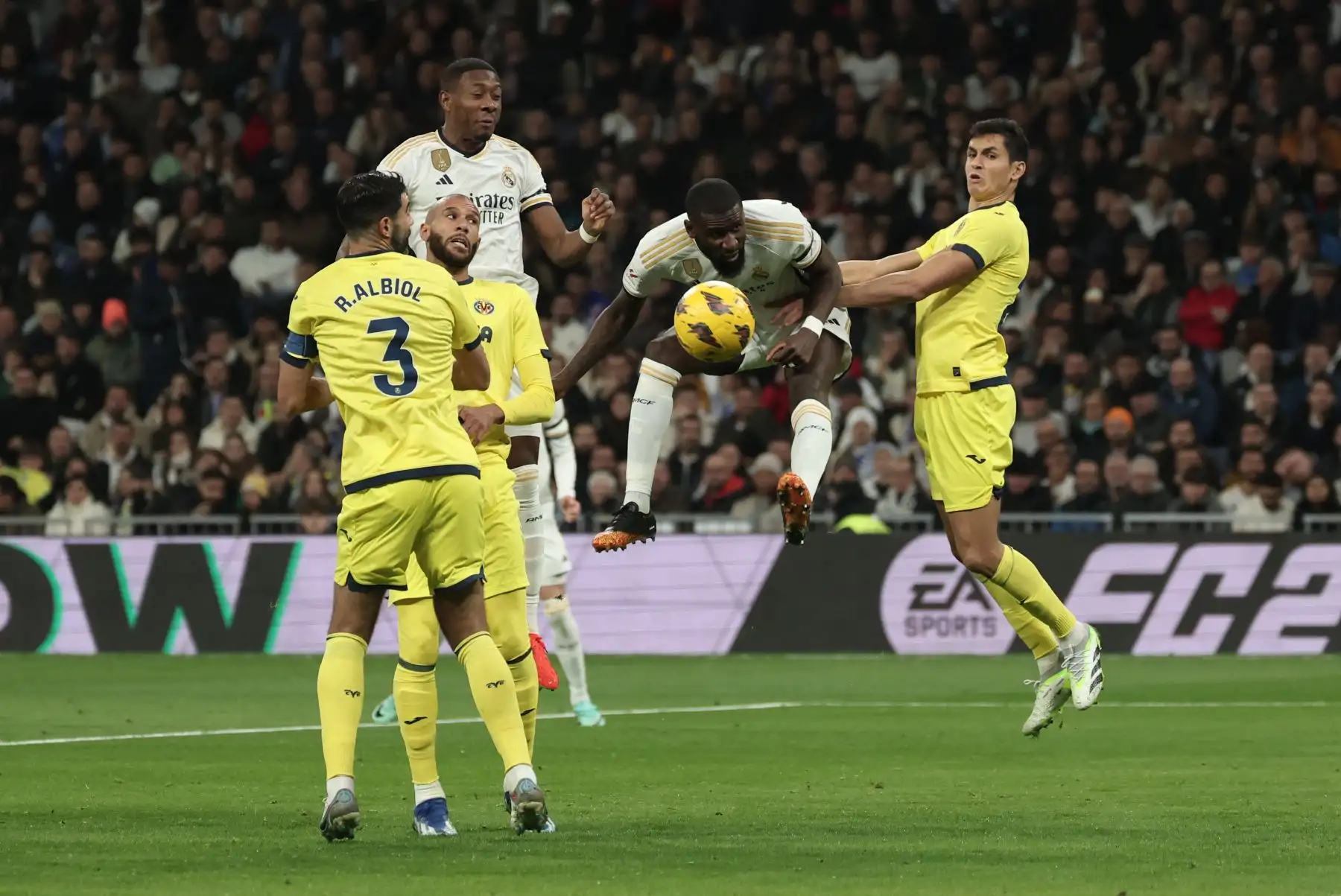 El defensor alemán del Real Madrid, Antonio Rudiger compite con el defensor argelino del Villarreal, Aissa Mandi durante el partido de fútbol de la liga española entre el Real Madrid CF y el Villarreal CF en el estadio Santiago Bernabeu de Madrid.
Foto: AFP