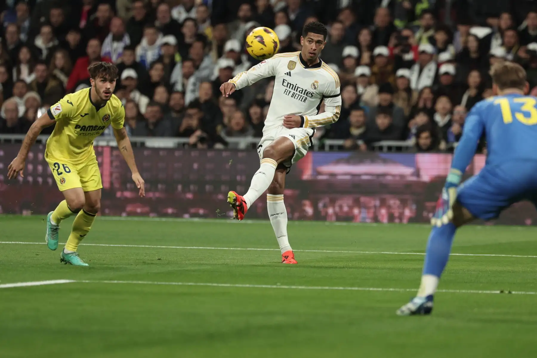 El mediocampista inglés del Real Madrid, Jude Bellingham controla el balón junto a la defensora española del Villarreal, Adria Altimira durante el partido de fútbol de la liga española entre el Real Madrid CF y el Villarreal CF en el estadio Santiago Bernabeu de Madrid.
Foto: AFP
