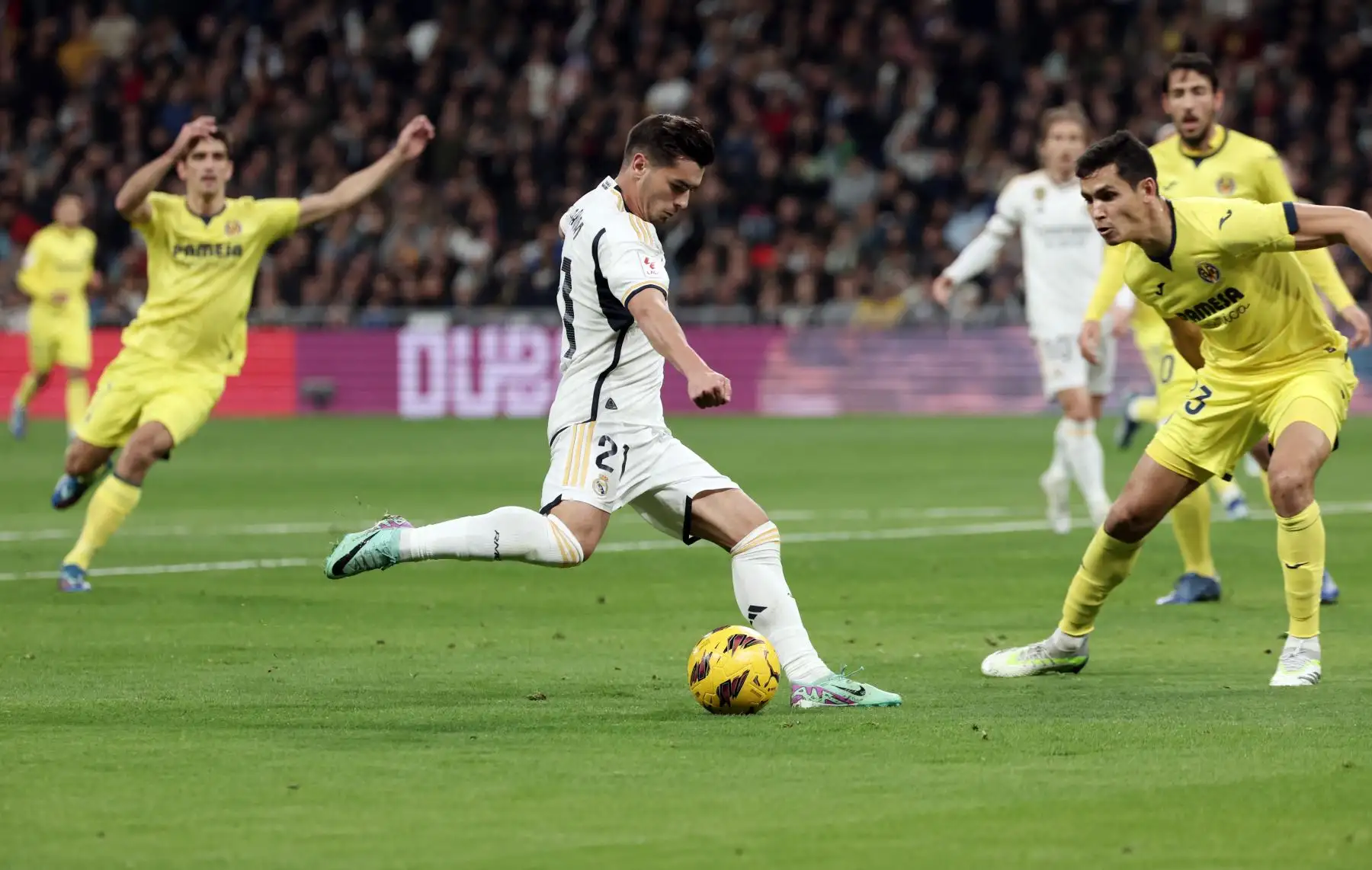 El delantero español del Real Madrid, Brahim Díaz dispara mientras es desafiado por la defensa argelina del Villarreal Aissa Mandi durante el partido de fútbol de la liga española entre el Real Madrid CF y el Villarreal .
Foto: AFP