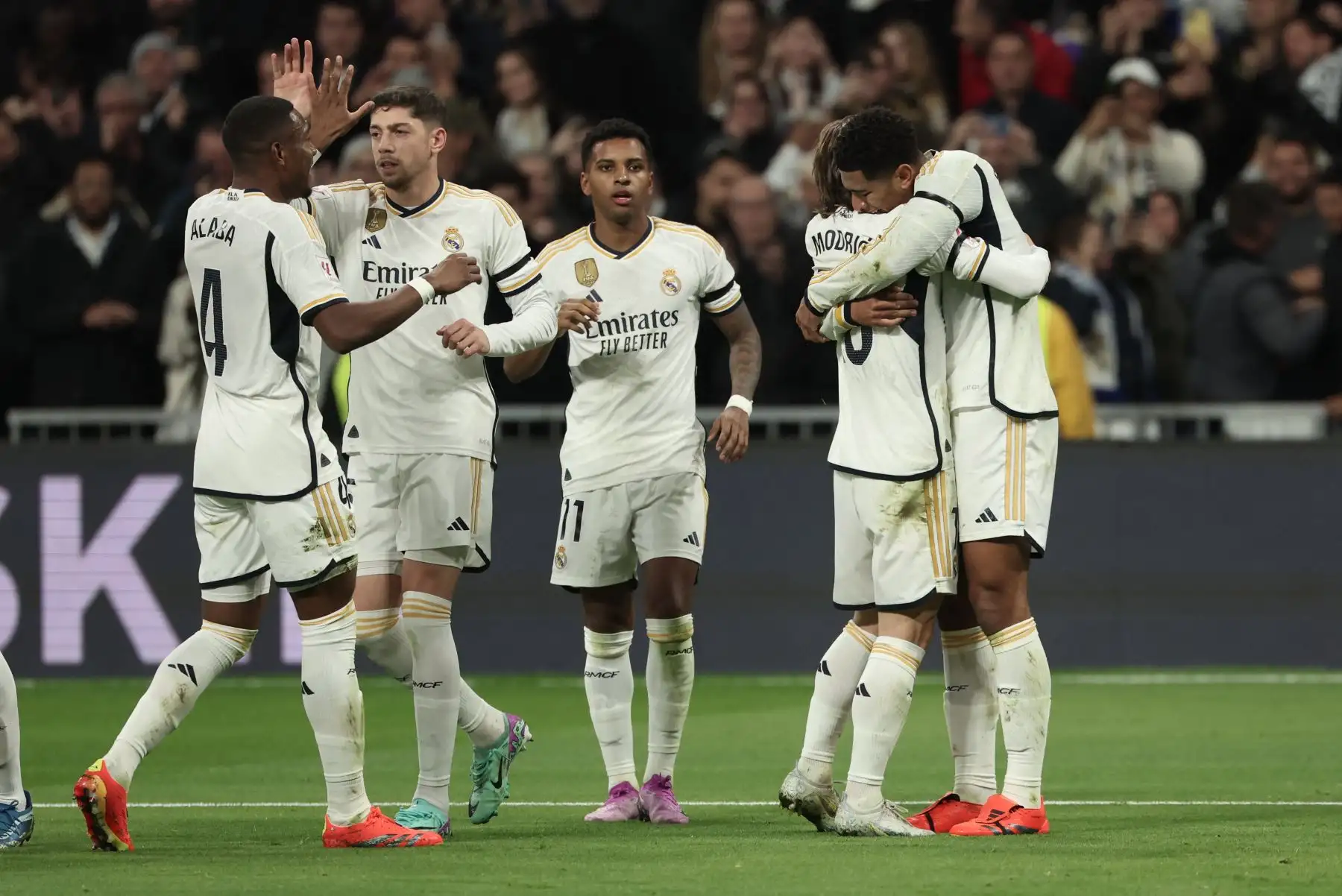 El centrocampista inglés del Real Madrid, Jude Bellingham celebra marcar el gol inicial con sus compañeros durante el partido de fútbol de la liga española entre el Real Madrid CF y el Villarreal CF en el estadio Santiago Bernabeu de Madrid.
Foto: AFP