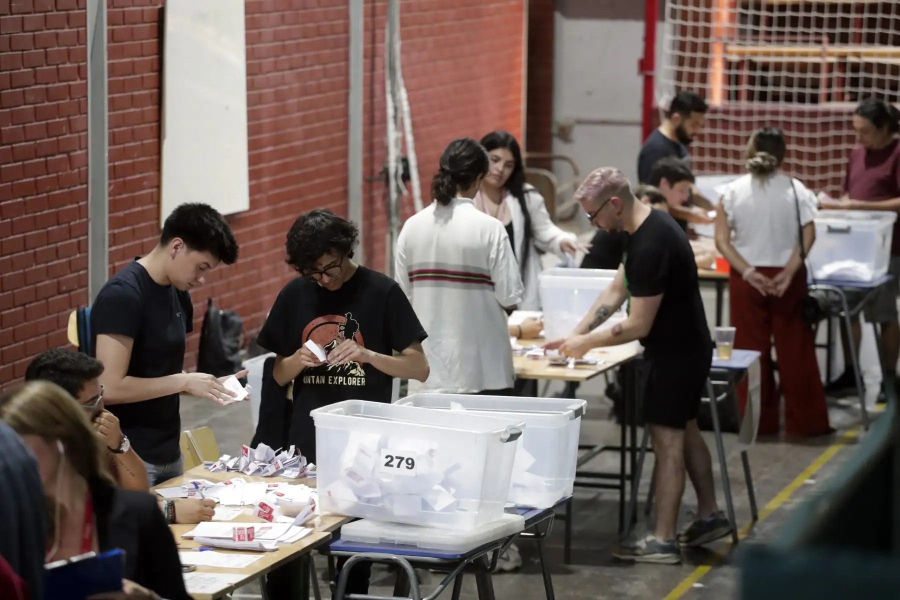 Vocales de mesa inician hoy el conteo de votos del plebiscito constitucional, en Santiago (Chile). Chile comenzó este domingo el conteo de votos sobre una propuesta de nueva Constitución, tras una jornada marcada por la fatiga electoral y la apatía ciudadana que despierta este segundo proceso constituyente. 
Foto: EFE