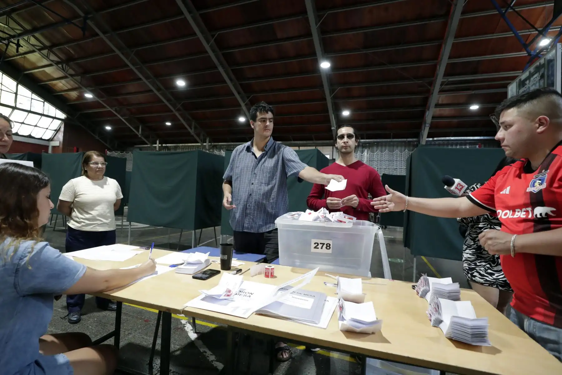 Vocales de mesa inician  el conteo de votos del plebiscito constitucional, en Santiago (Chile). Chile comenzó este domingo el conteo de votos sobre una propuesta de nueva Constitución, tras una jornada marcada por la fatiga electoral y la apatía ciudadana que despierta este segundo proceso constituyente. 
Foto: EFE