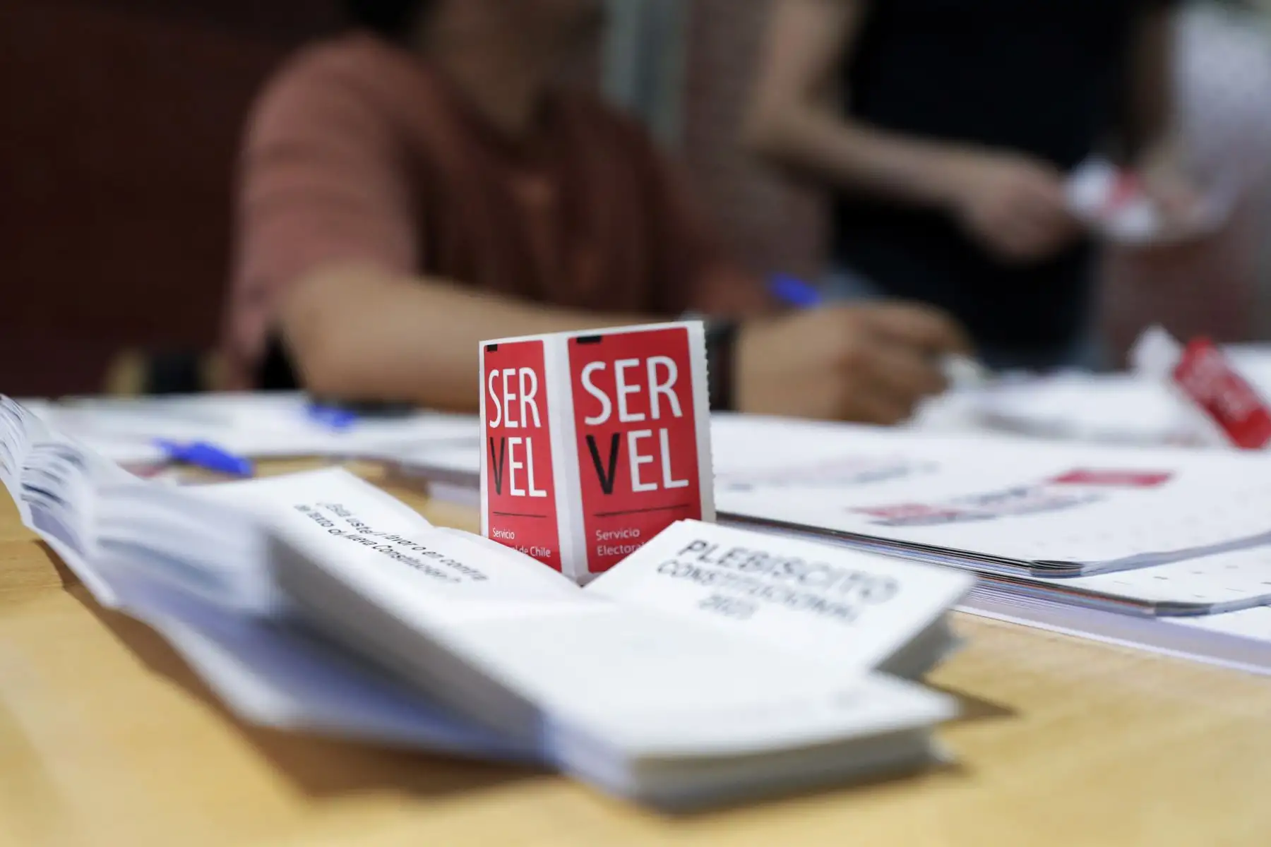 Vocales de mesa inician  el conteo de votos del plebiscito constitucional, en Santiago (Chile). Chile comenzó este domingo el conteo de votos sobre una propuesta de nueva Constitución, tras una jornada marcada por la fatiga electoral y la apatía ciudadana que despierta este segundo proceso constituyente. 
Foto: EFE