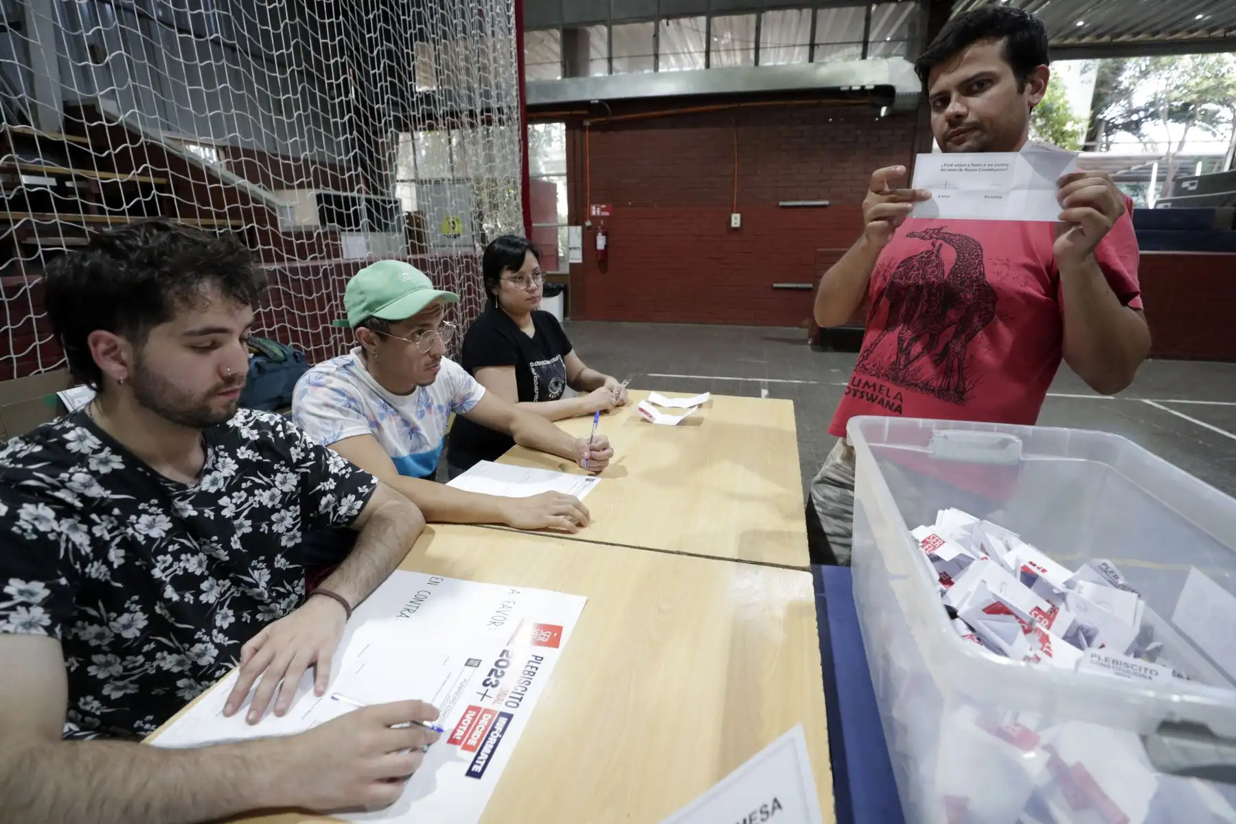 Vocales de mesa inician el conteo de votos del plebiscito constitucional, en Santiago (Chile). Chile comenzó este domingo el conteo de votos sobre una propuesta de nueva Constitución, tras una jornada marcada por la fatiga electoral y la apatía ciudadana que despierta este segundo proceso constituyente. 
Foto: EFE