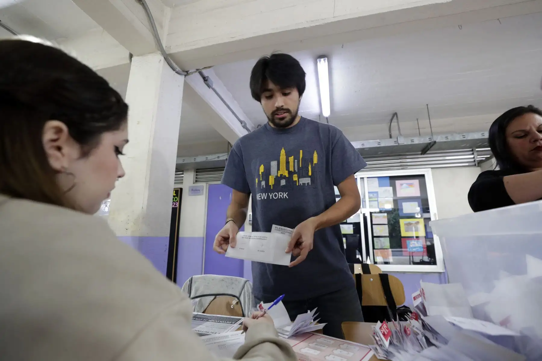 Vocales de mesa inician el conteo de votos del plebiscito constitucional, en Santiago (Chile). Chile comenzó este domingo el conteo de votos sobre una propuesta de nueva Constitución, tras una jornada marcada por la fatiga electoral y la apatía ciudadana que despierta este segundo proceso constituyente. 
Foto: EFE