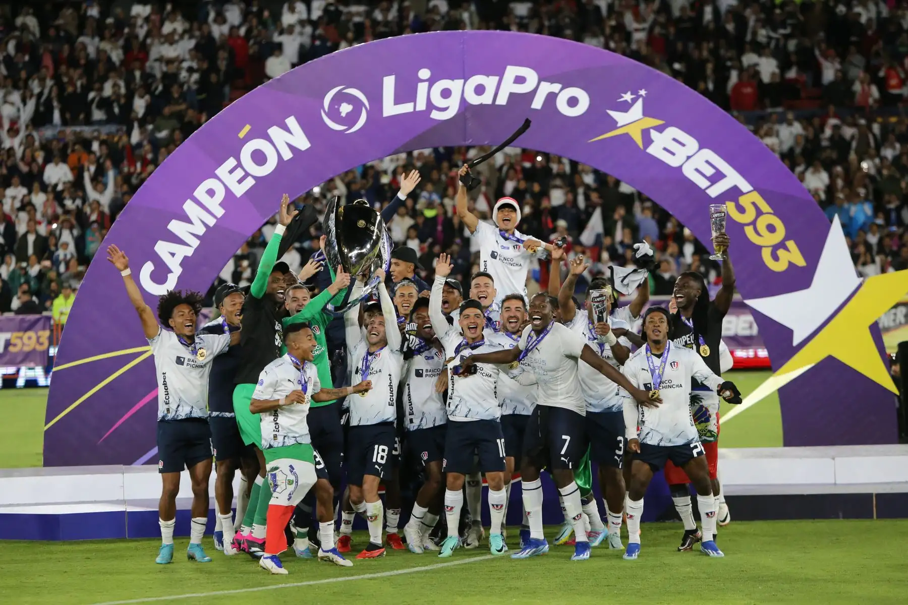 Jugadores de LDU Quito celebran  el campeonato de la Liga Pro ecuatoriana tras vencer en la final a Independiente del Valle, en el Estadio Rodrigo Paz Delgado en Quito (Ecuador). 
Foto: EFE