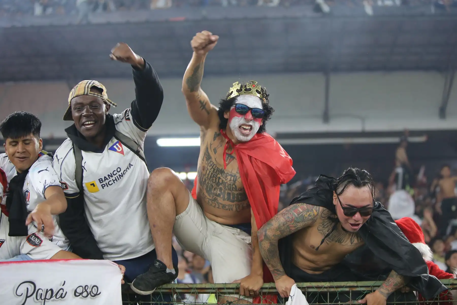 Hinchas de LDU Quito celebran el campeonato de la Liga Pro ecuatoriana tras vencer en la final a Independiente del Valle, en el Estadio Rodrigo Paz Delgado en Quito (Ecuador). 
Foto: EFE