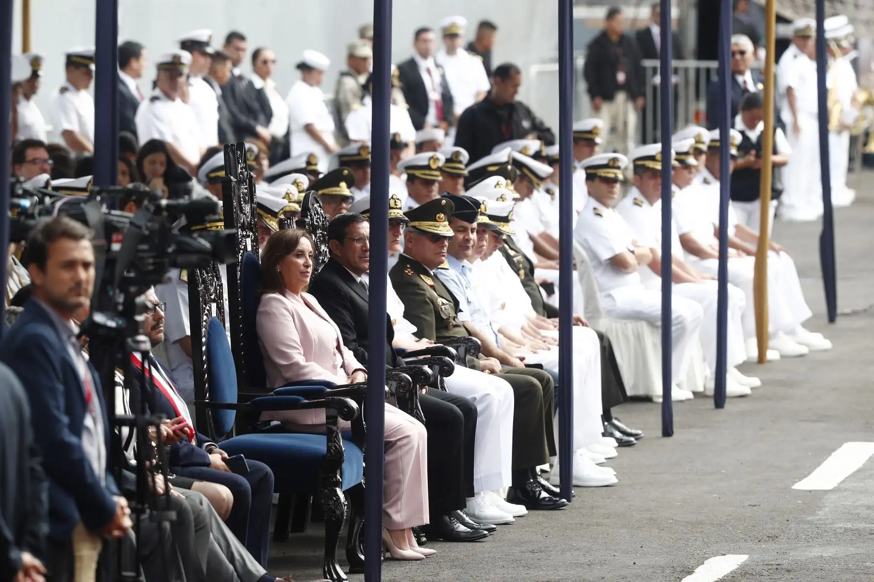 Entre las autoridades que llegaron a la Base Naval del Callao a despedir a la tripulación del BAP Carrasco se encontraban la presidenta de la República, Dina Boluarte, el comandante general de la Marina, Almirante Luis Polar, y ministros de Estado.
Foto: ANDINA/Daniel Bracamonte