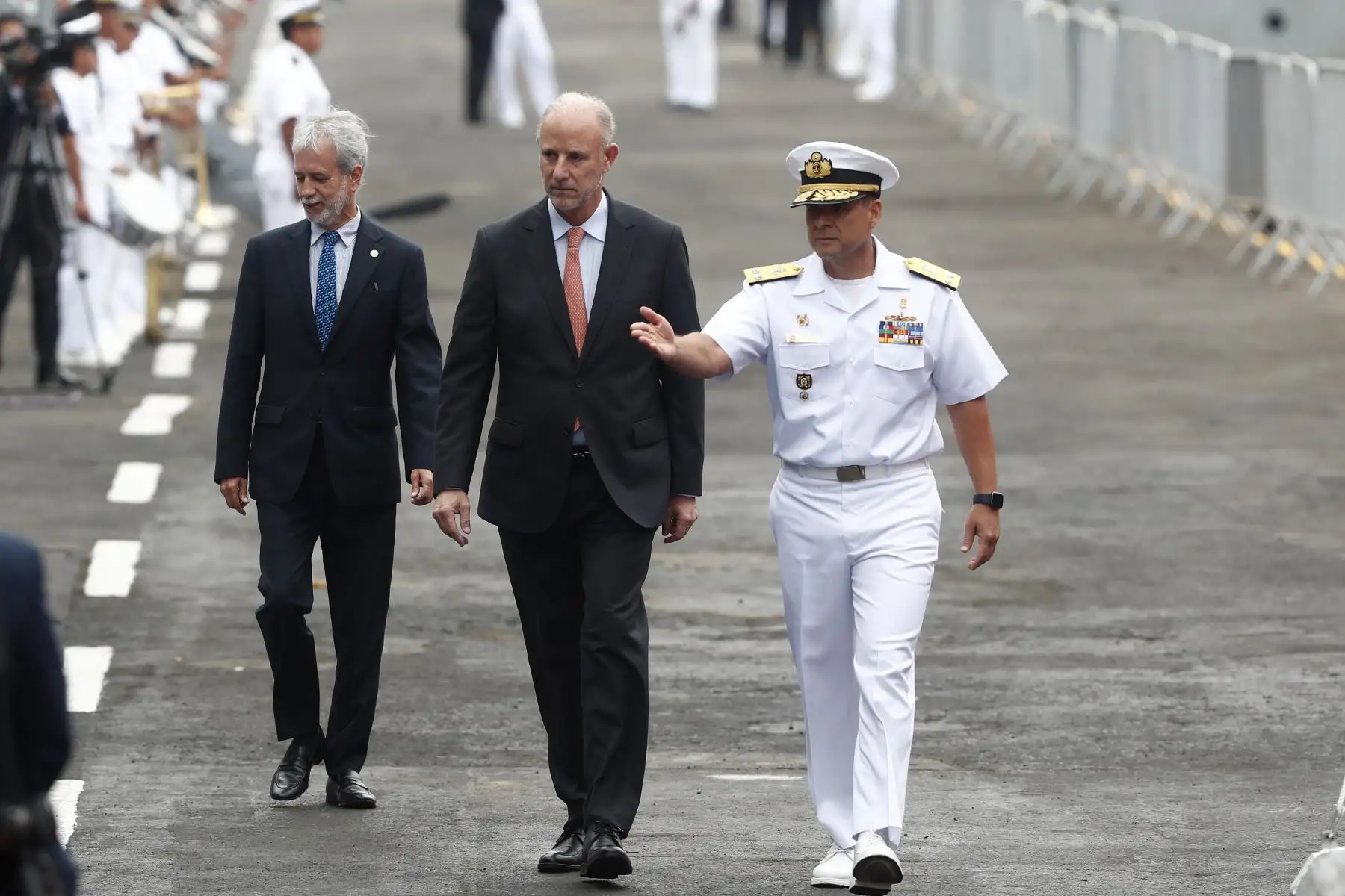 Entre las autoridades que llegaron a la Base Naval del Callao a despedir a la tripulación del BAP Carrasco se encontraban la presidenta de la República, Dina Boluarte, el comandante general de la Marina, Almirante Luis Polar, y ministros de Estado.
Foto: ANDINA/Daniel Bracamonte
