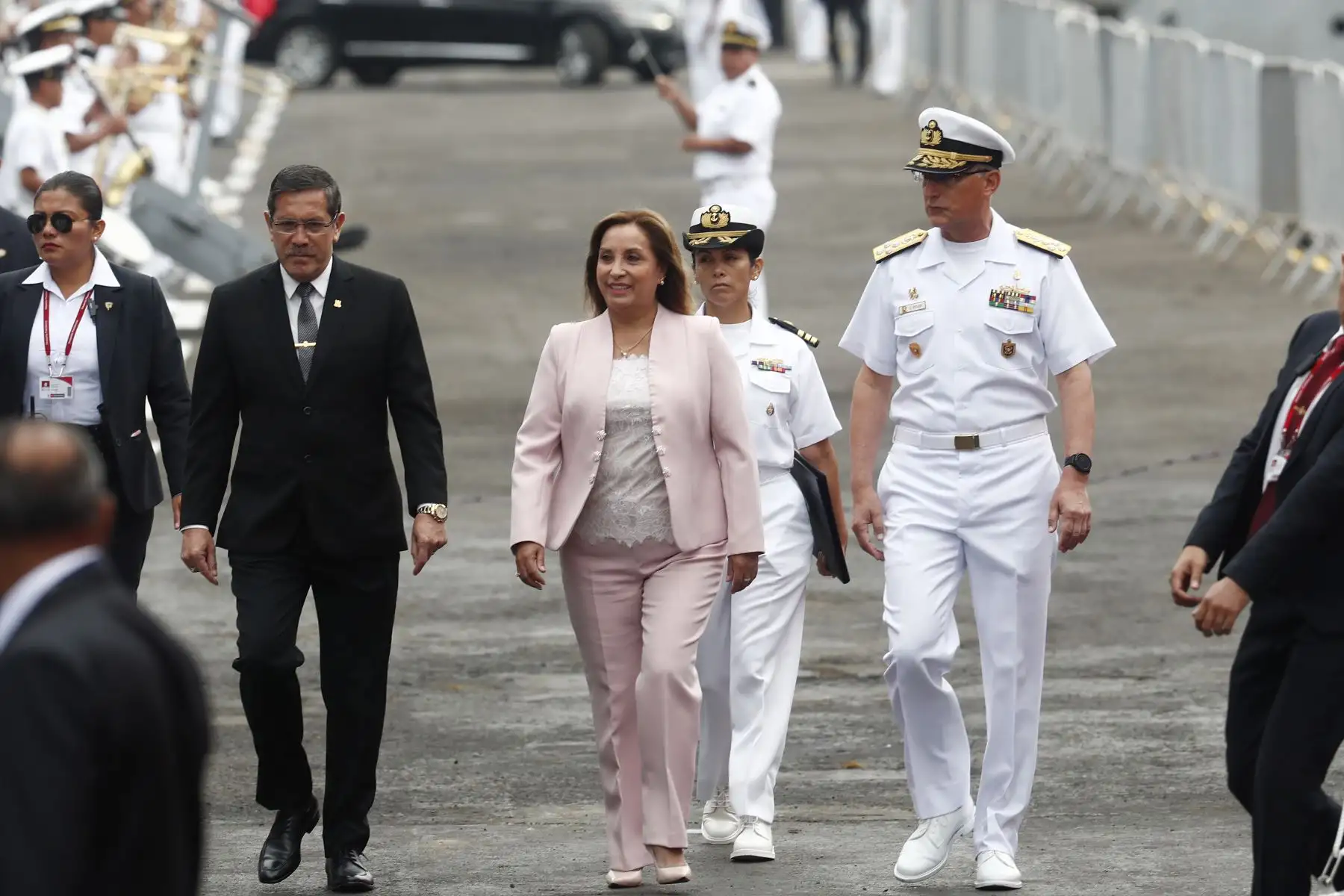 Entre las autoridades que llegaron a la Base Naval del Callao a despedir a la tripulación del BAP Carrasco se encontraban la presidenta de la República, Dina Boluarte, el comandante general de la Marina, Almirante Luis Polar, y ministros de Estado.
Foto: ANDINA/Daniel Bracamonte