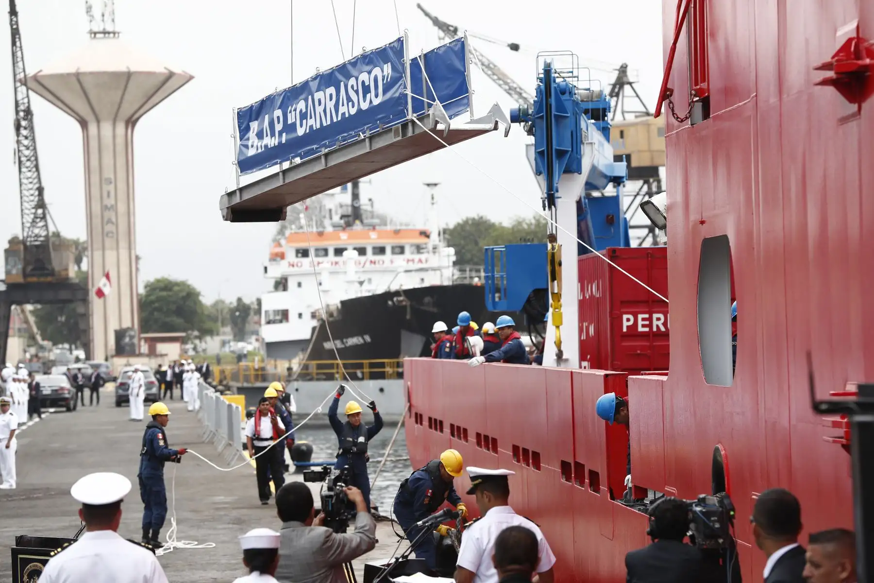 Autoridades del poder Ejecutivo y de la Marina de Guerra despidieron a la tripulación del BAP Carrasco, el cual zarpó desde la Base Naval del Callao rumbo a la Antártida, como parte de la Trigésima Campaña Científica del Perú en la Antártida.
Foto: ANDINA/ Daniel Bracamonte