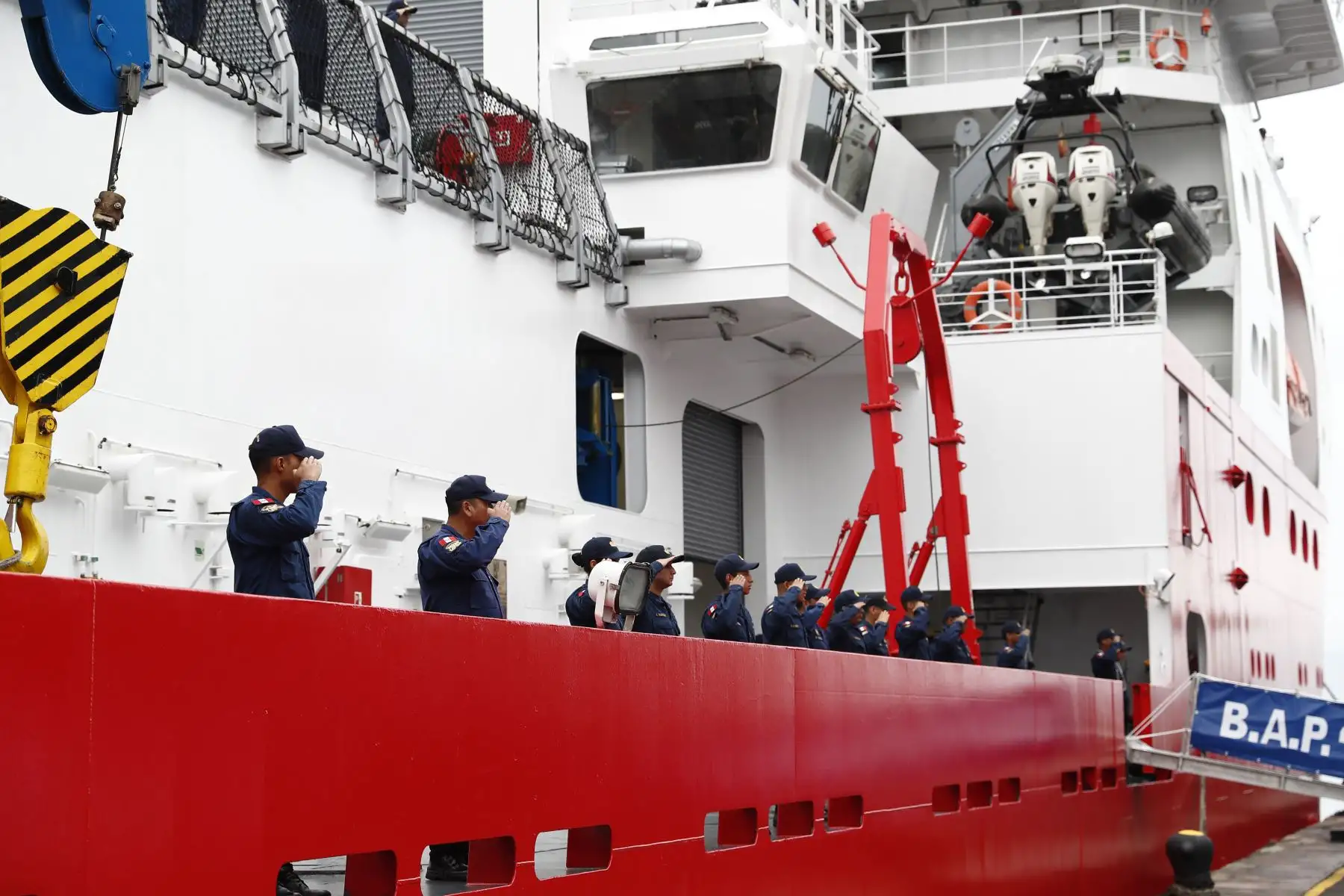 Autoridades del poder Ejecutivo y de la Marina de Guerra despidieron a la tripulación del BAP Carrasco, el cual zarpó desde la Base Naval del Callao rumbo a la Antártida, como parte de la Trigésima Campaña Científica del Perú en la Antártida.
Foto: ANDINA/ Daniel Bracamonte