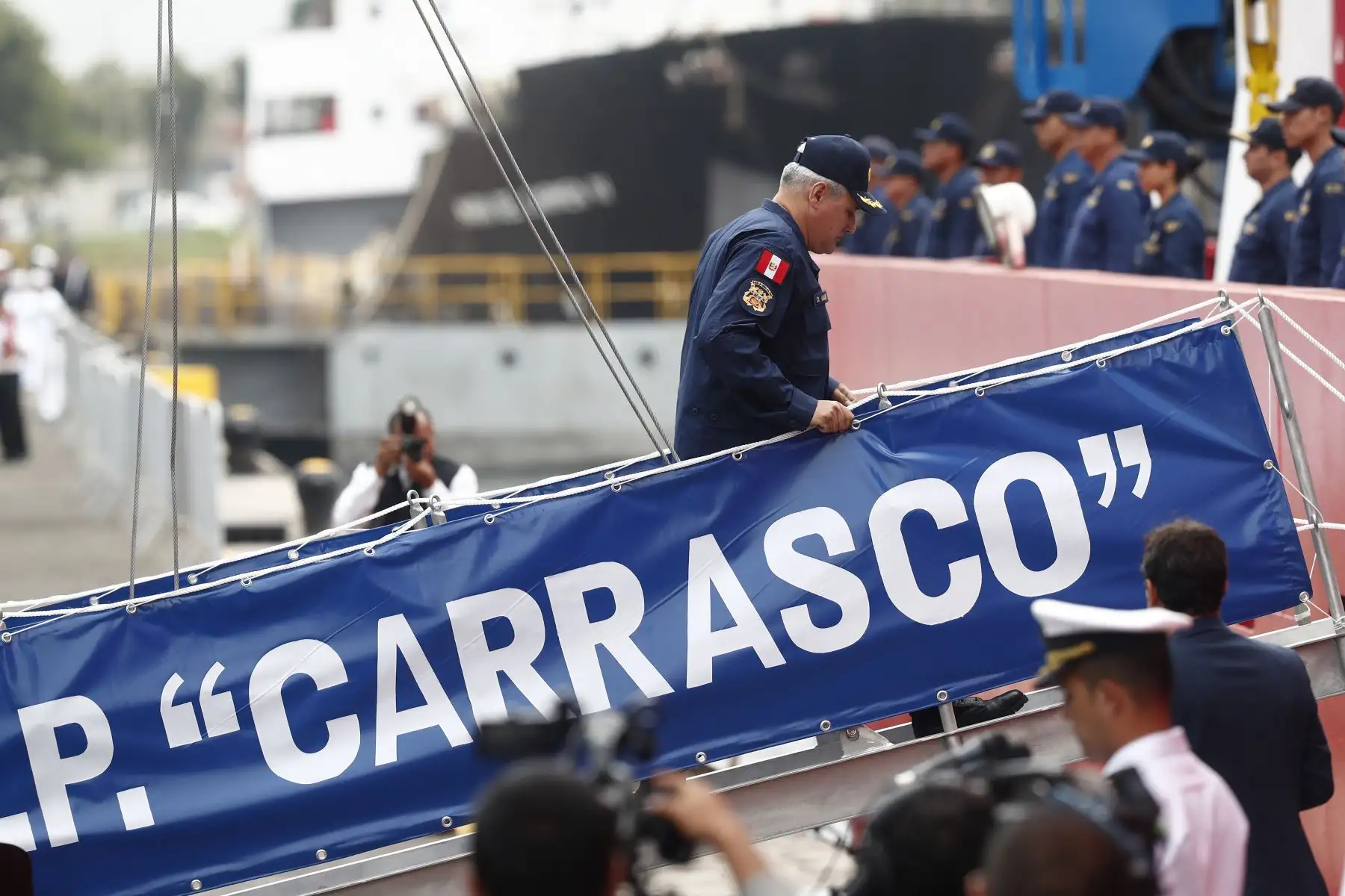 Autoridades del poder Ejecutivo y de la Marina de Guerra despidieron a la tripulación del BAP Carrasco, el cual zarpó desde la Base Naval del Callao rumbo a la Antártida, como parte de la Trigésima Campaña Científica del Perú en la Antártida.
Foto: ANDINA/ Daniel Bracamonte