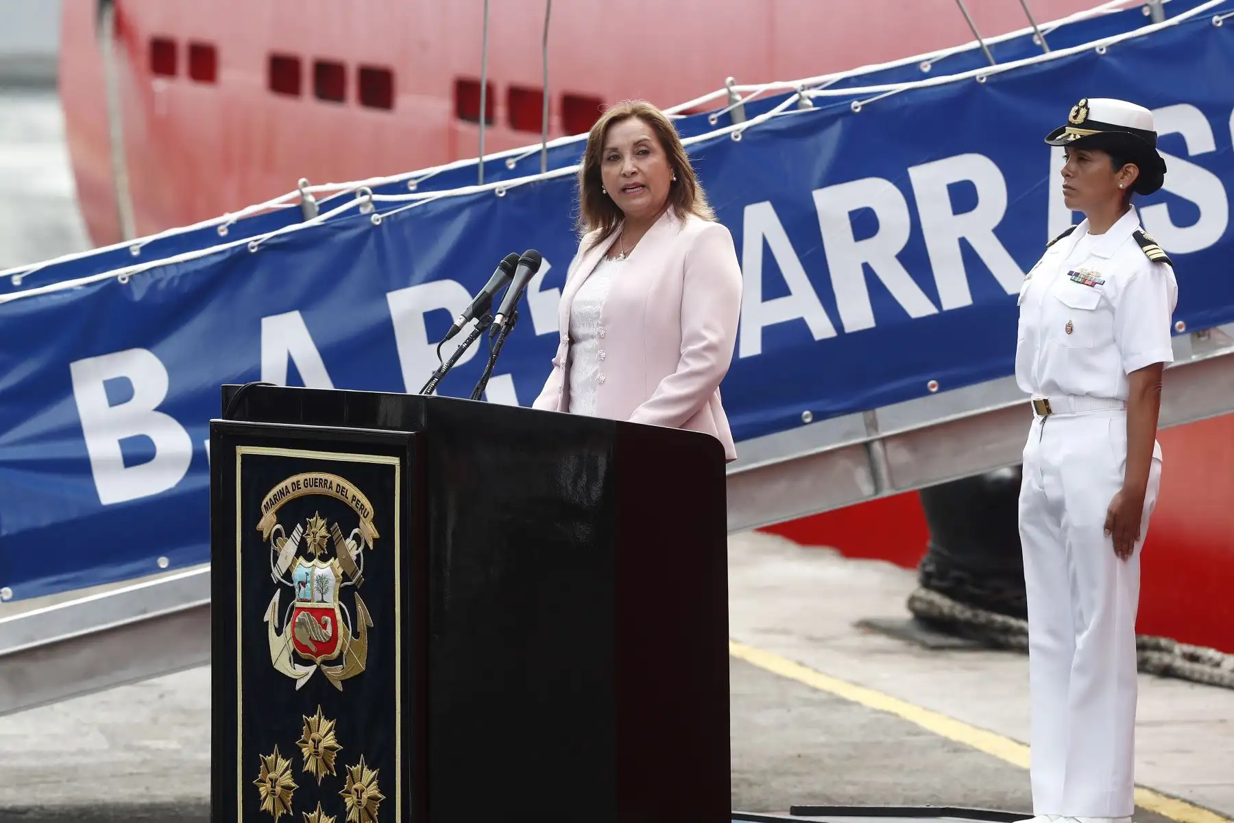Entre las autoridades que llegaron a la Base Naval del Callao a despedir a la tripulación del BAP Carrasco se encontraban la presidenta de la República, Dina Boluarte, el comandante general de la Marina, Almirante Luis Polar, y ministros de Estado.
Foto: ANDINA/Daniel Bracamonte