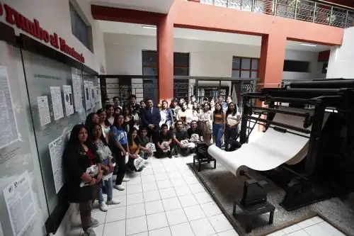 Alumnos de Ciencias de la Comunicación de la Universidad Nacional Santiago Antúnez de Mayolo visitaron la sede de Editora Perú para participar en el programa Vive Andina, que contó con las exposiciones del director de la Agencia de Noticias Andina y el Diario El Peruano, Félix Paz, y de otros destacados periodistas de ambos medios de comunicación. Foto: ANDINA/Daniel Bracamonte