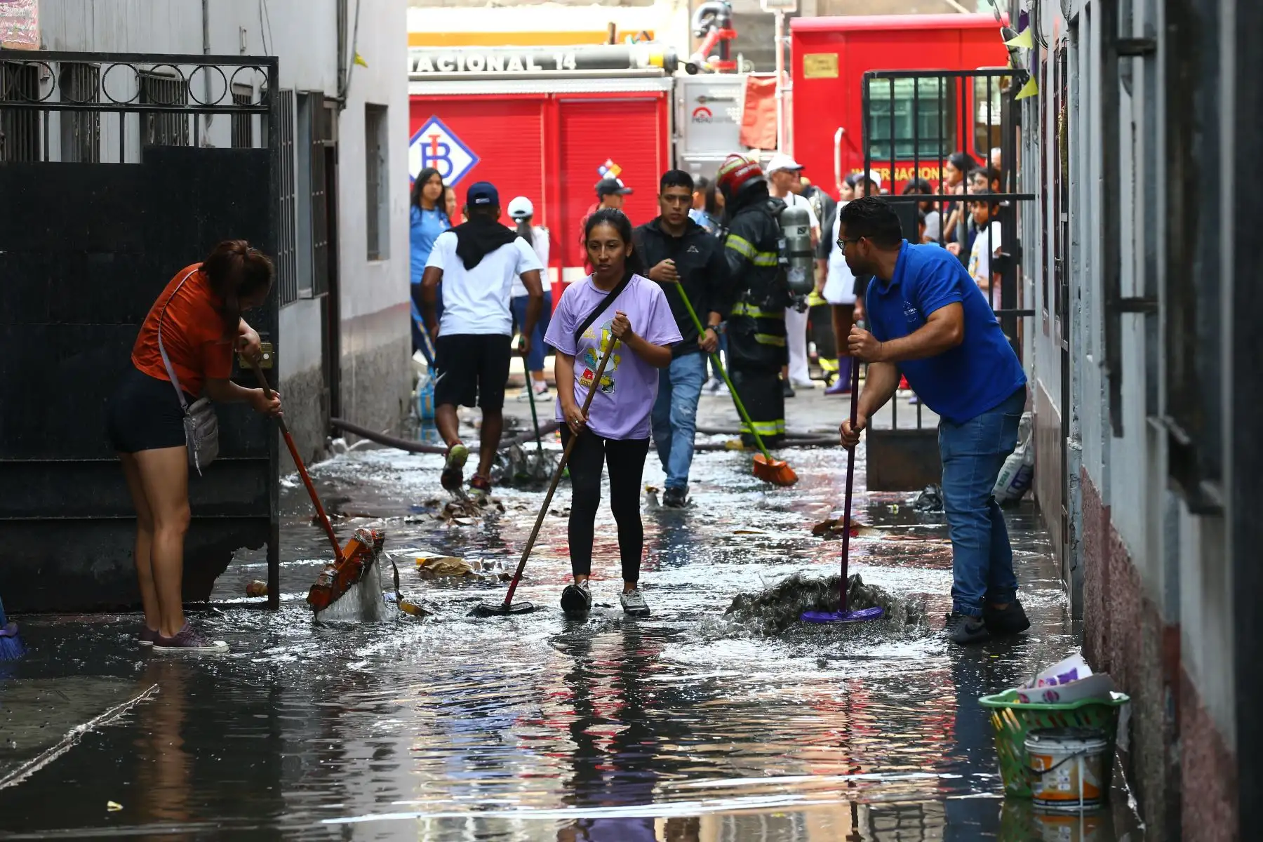 Incendio consume una vivienda ubicada en la calle Agustín de de Jáuregui, en el distrito de La Victoria, cerca al emporio comercial de Gamarra. Hasta el lugar llegaron más de diez unidades del Cuerpo General de los Bomberos Voluntarios.Foto: ANDINA/Eddy Ramos