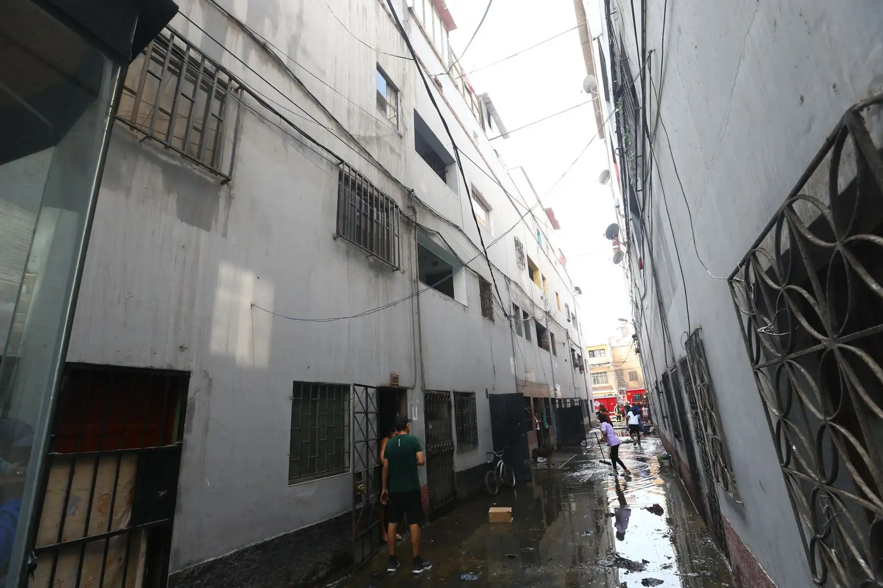 Incendio consume una vivienda ubicada en la calle Agustín de de Jáuregui, en el distrito de La Victoria, cerca al emporio comercial de Gamarra. Hasta el lugar llegaron más de diez unidades del Cuerpo General de los Bomberos Voluntarios.Foto: ANDINA/Eddy Ramos