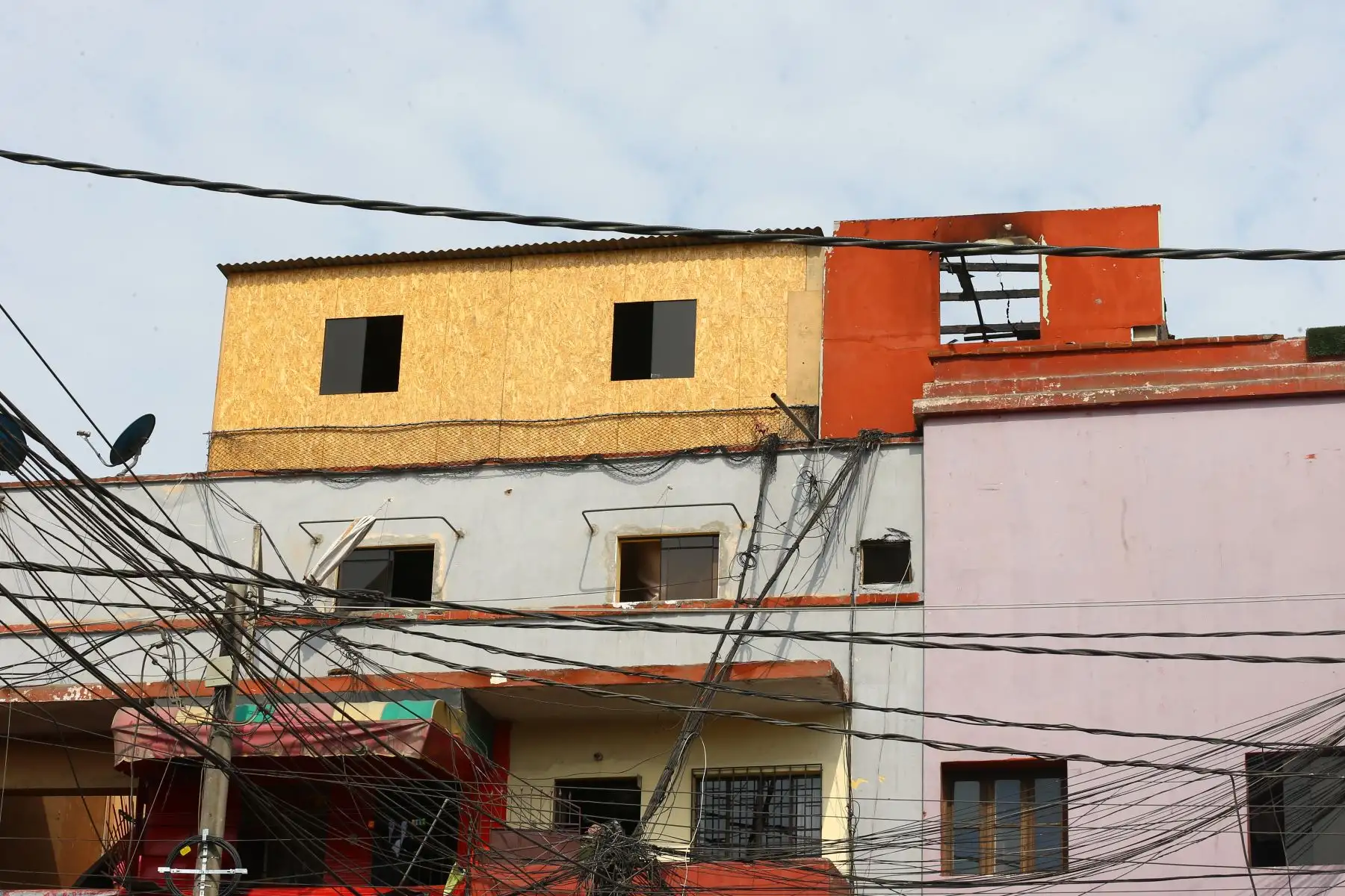 Incendio consume una vivienda ubicada en la calle Agustín de de Jáuregui, en el distrito de La Victoria, cerca al emporio comercial de Gamarra. Hasta el lugar llegaron más de diez unidades del Cuerpo General de los Bomberos Voluntarios.Foto: ANDINA/Eddy Ramos