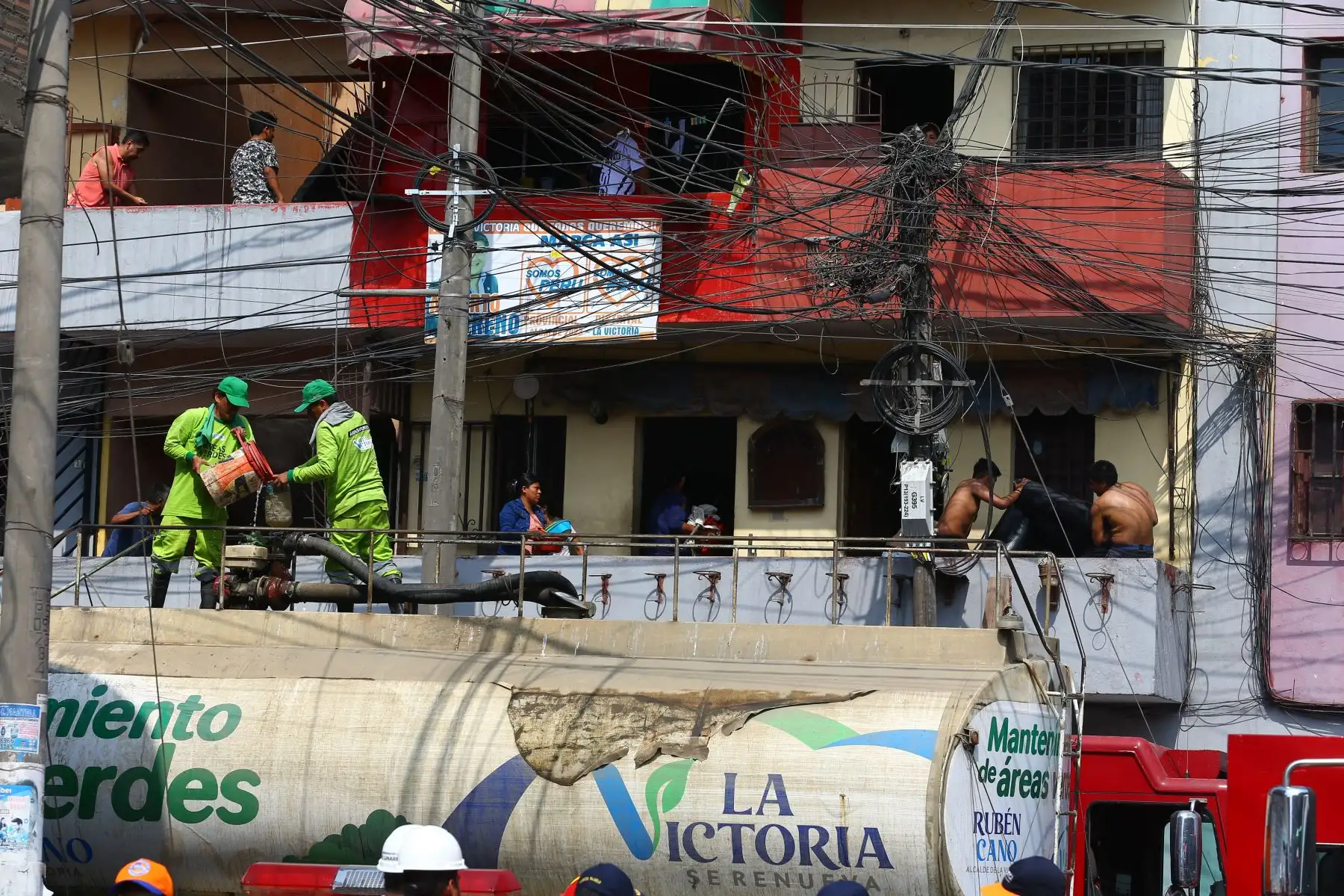Incendio consume una vivienda ubicada en la calle Agustín de de Jáuregui, en el distrito de La Victoria, cerca al emporio comercial de Gamarra. Hasta el lugar llegaron más de diez unidades del Cuerpo General de los Bomberos Voluntarios.Foto: ANDINA/Eddy Ramos