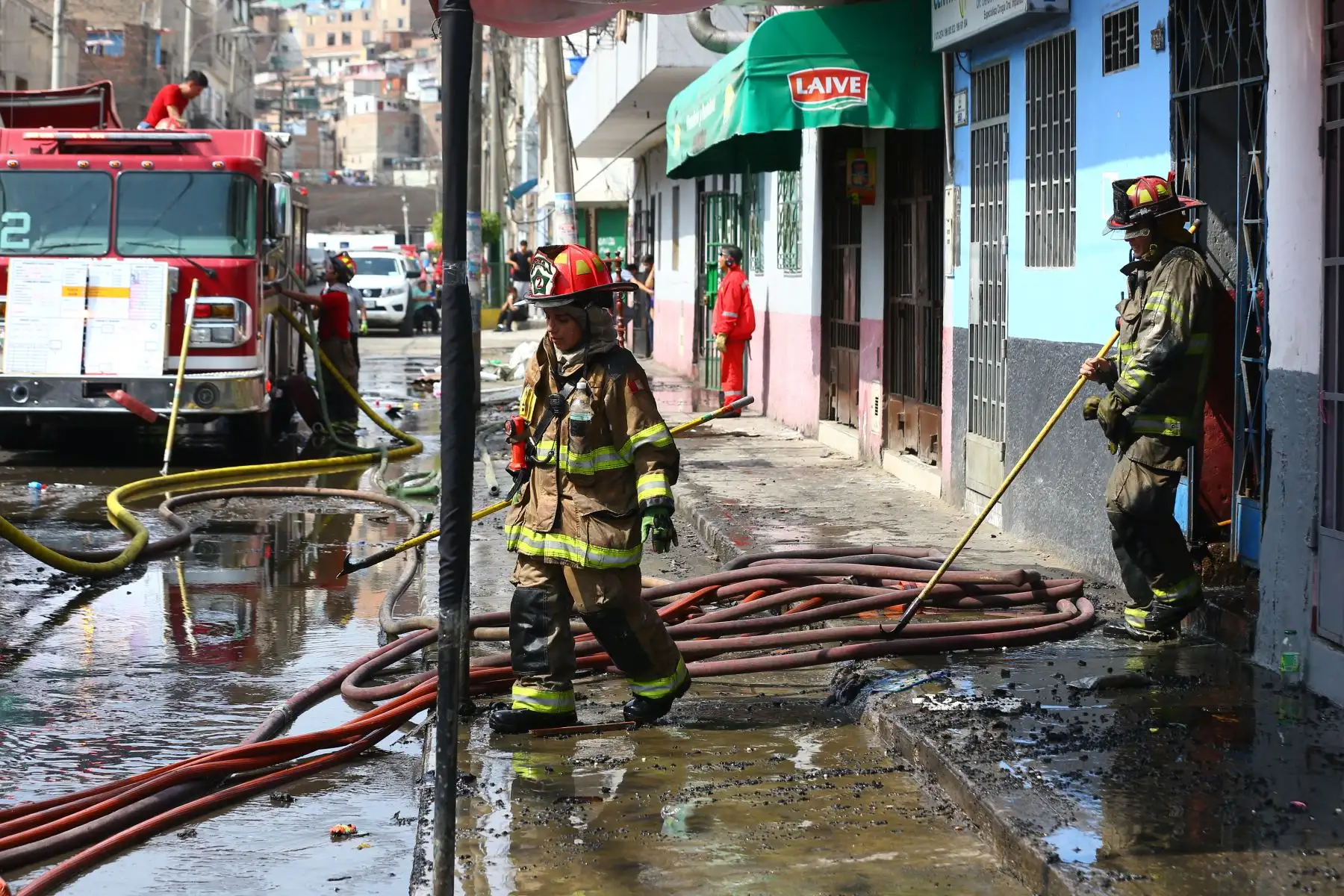 Incendio consume una vivienda ubicada en la calle Agustín de de Jáuregui, en el distrito de La Victoria, cerca al emporio comercial de Gamarra. Hasta el lugar llegaron más de diez unidades del Cuerpo General de los Bomberos Voluntarios.Foto: ANDINA/Eddy Ramos