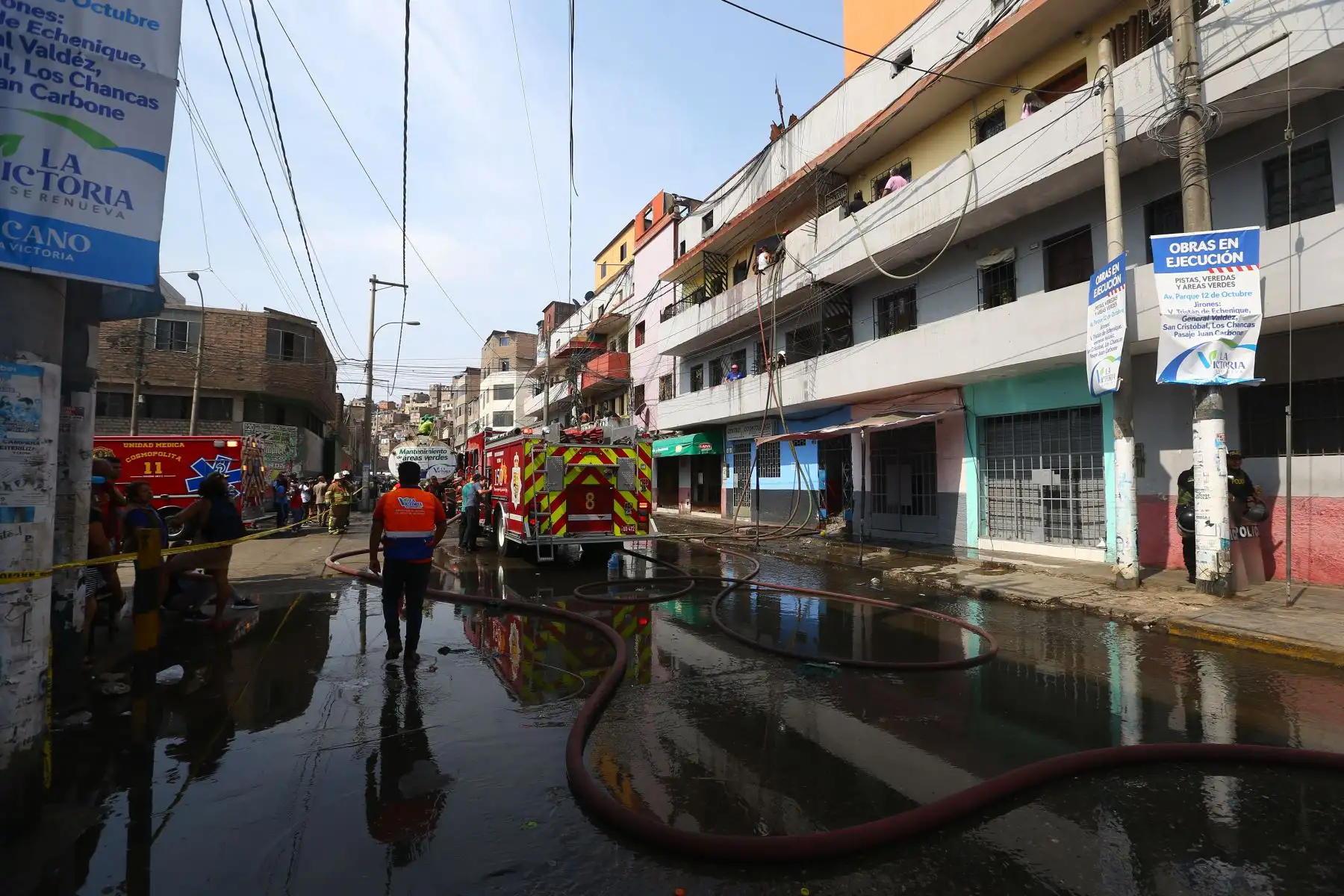 Incendio consume una vivienda ubicada en la calle Agustín de de Jáuregui, en el distrito de La Victoria, cerca al emporio comercial de Gamarra. Hasta el lugar llegaron más de diez unidades del Cuerpo General de los Bomberos Voluntarios.Foto: ANDINA/Eddy Ramos
