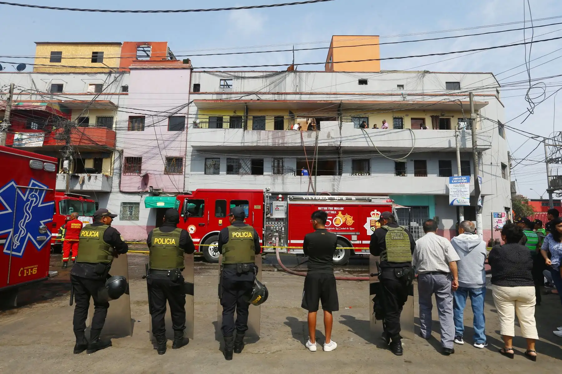 Incendio consume una vivienda ubicada en la calle Agustín de de Jáuregui, en el distrito de La Victoria, cerca al emporio comercial de Gamarra. Hasta el lugar llegaron más de diez unidades del Cuerpo General de los Bomberos Voluntarios.Foto: ANDINA/Eddy Ramos