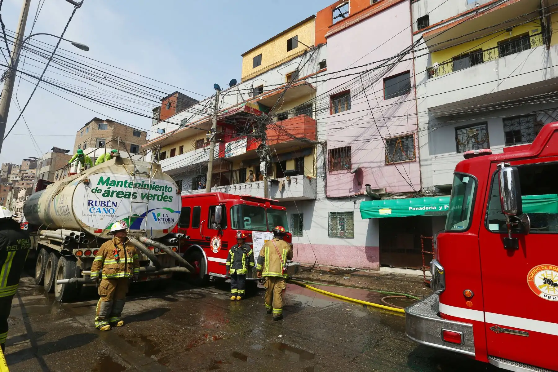 Incendio consume una vivienda ubicada en la calle Agustín de de Jáuregui, en el distrito de La Victoria, cerca al emporio comercial de Gamarra. Hasta el lugar llegaron más de diez unidades del Cuerpo General de los Bomberos Voluntarios.Foto: ANDINA/Eddy Ramos