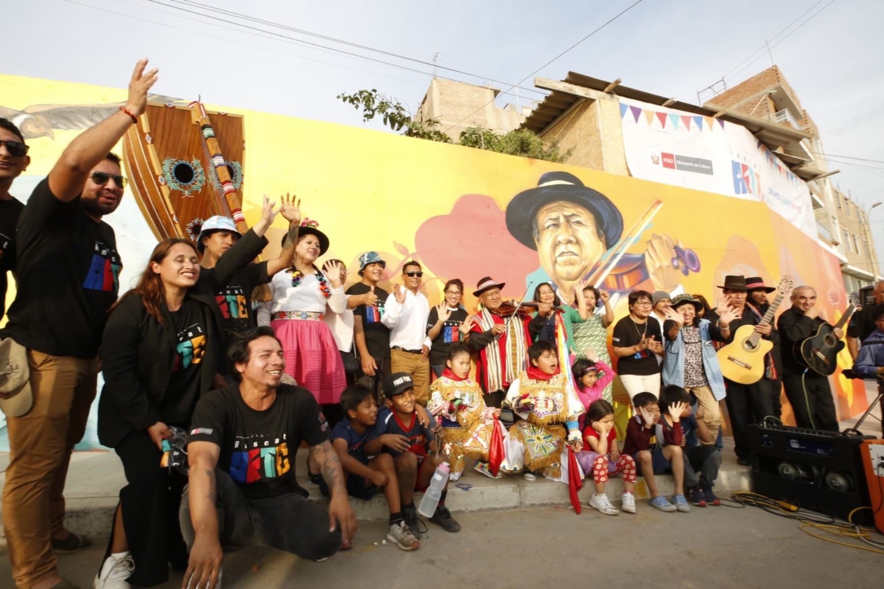 Ceremonia de presentación de un mural elaborado por escolares en el distrito de Chorrillos. Foto: MINCUL/Difusión.