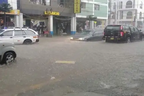 Los pobladores comparten imágenes de los aniegos que se han formado en las calles de Huaraz y que causan zozobra en la población.