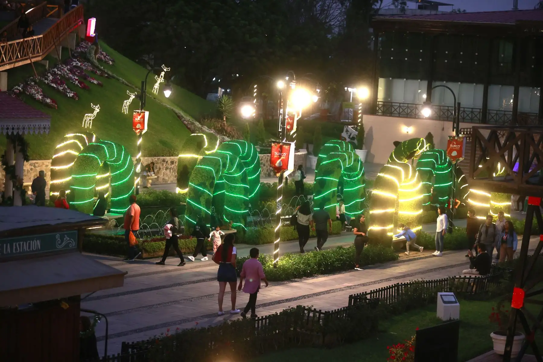 Hermosa decoración festiva se puede observar en las instalaciones del Parque de la Amistad. Foto: ANDINA/Vidal Tarqui