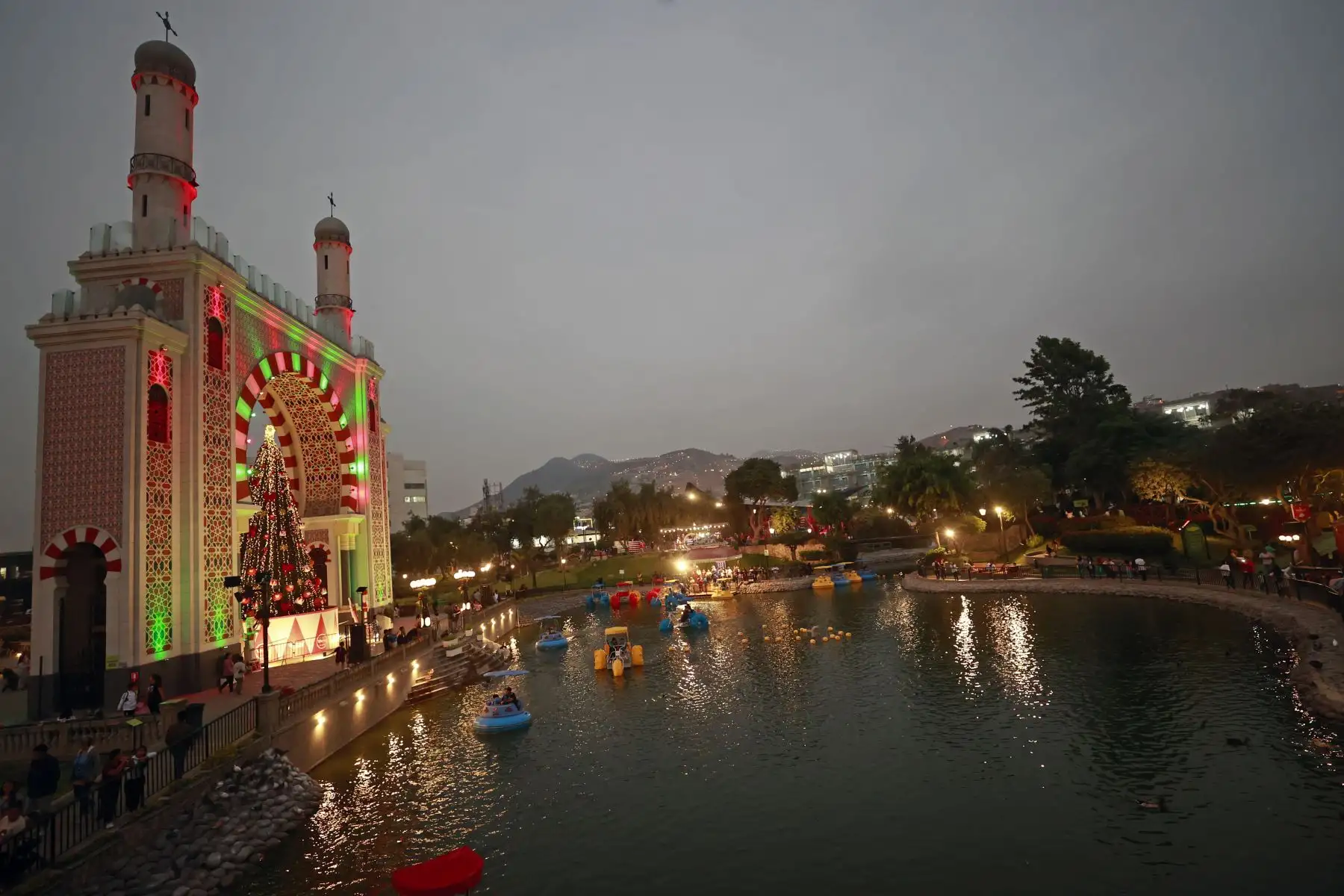 Como es costumbre en fiestas navideñas los principales parques y calles de la ciudad se pintan de color con radiante iluminación festiva. 

Foto: ANDINA/Vidal Tarqui